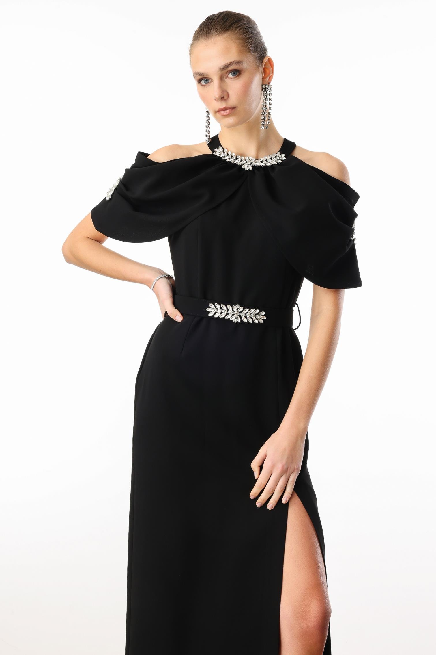 Modailgi  Yakası ve Kemeri Aksesuar Detaylı Elbise Siyah