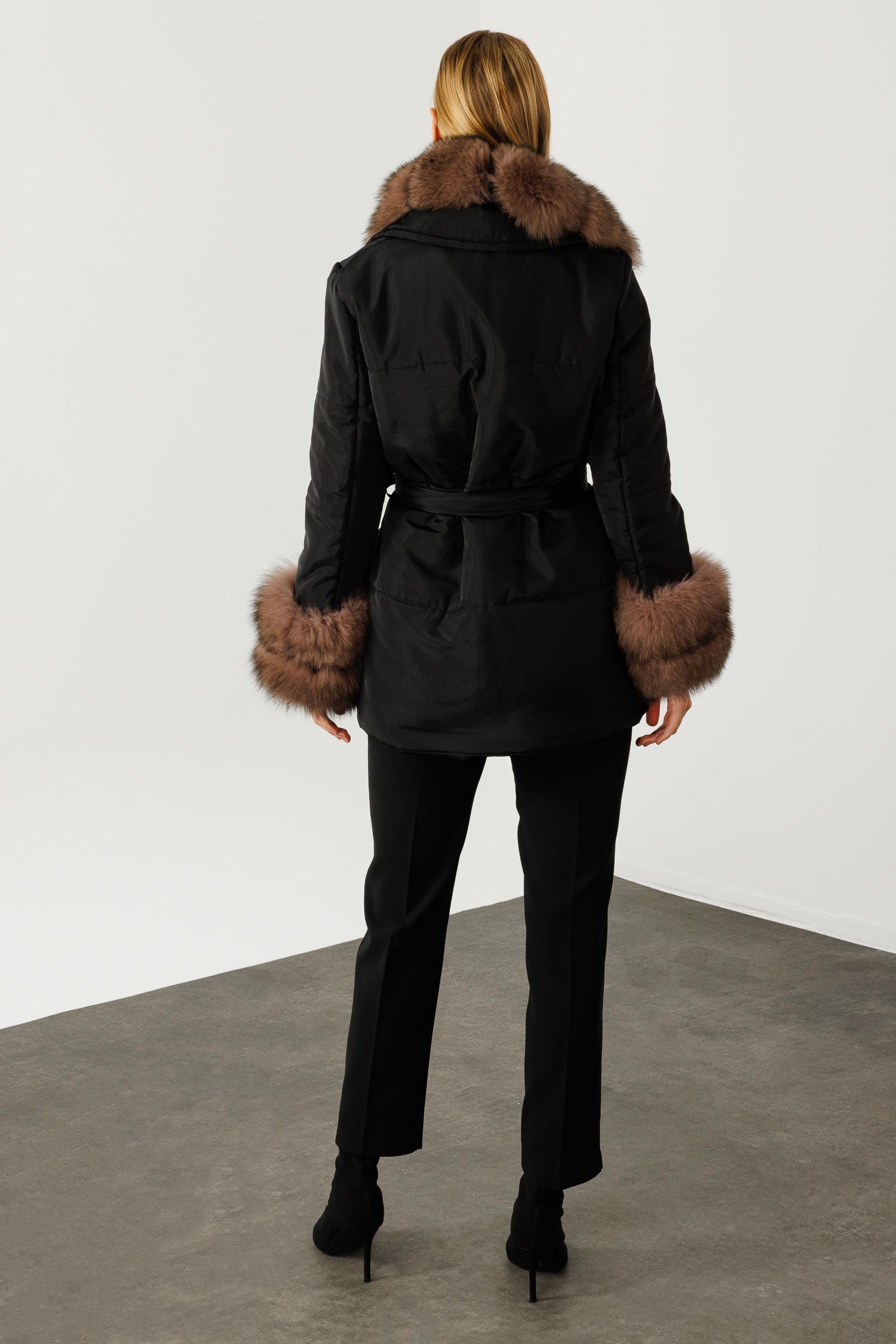 Modailgi  Yakası ve Kol Manşeti Kürklü Şişme Kaban Siyah