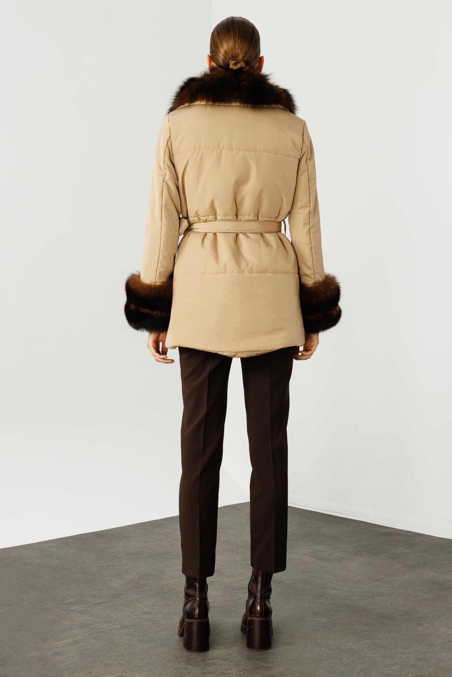 Modailgi  Yakası ve Kol Manşeti Kürklü Şişme Kaban Bej