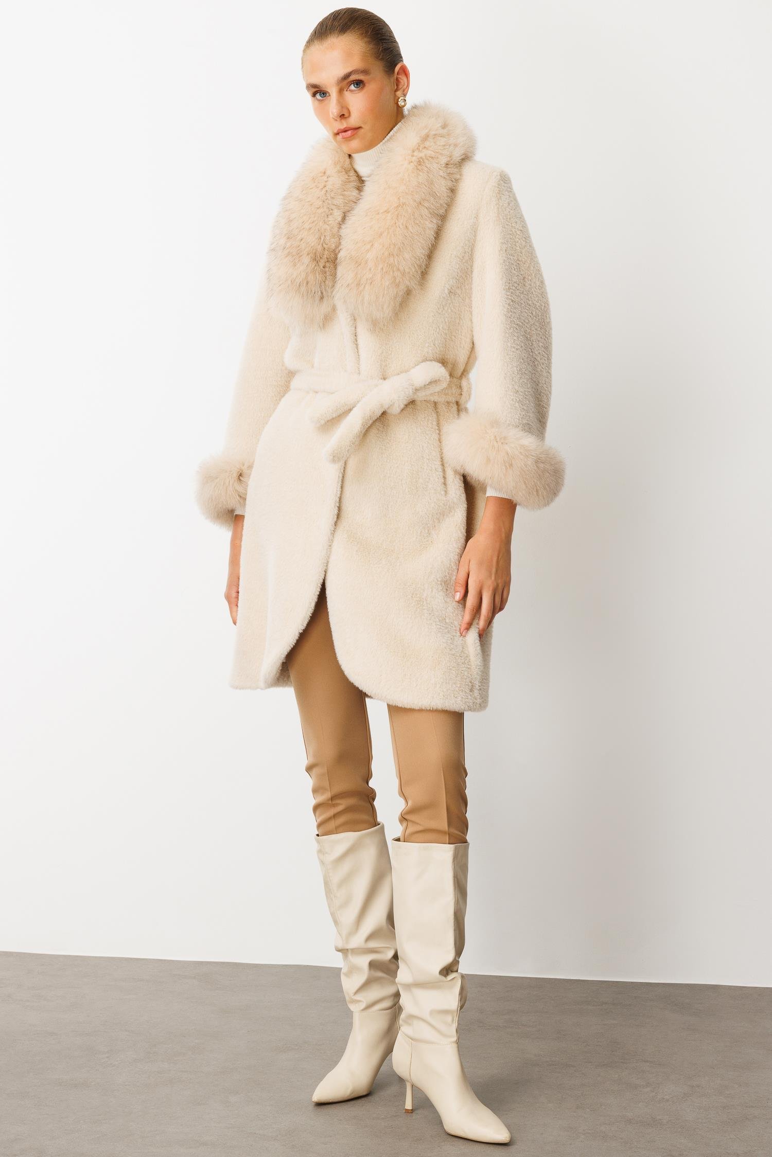 Modailgi  Yakası ve Kol Manşeti Orijinal Kürklü Beli Kuşaklı Alcantara Kaban Bej