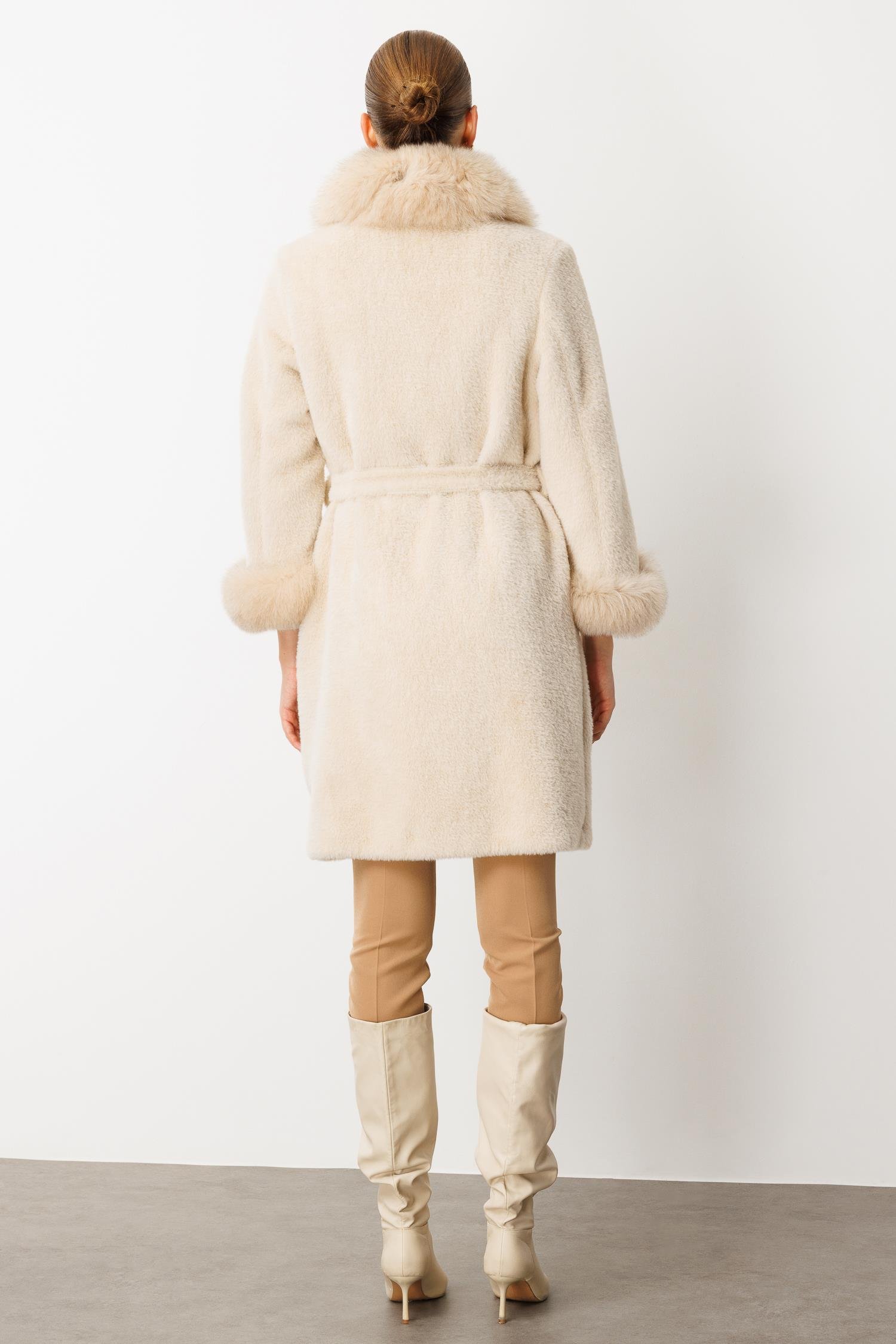 Modailgi  Yakası ve Kol Manşeti Orijinal Kürklü Beli Kuşaklı Alcantara Kaban Bej