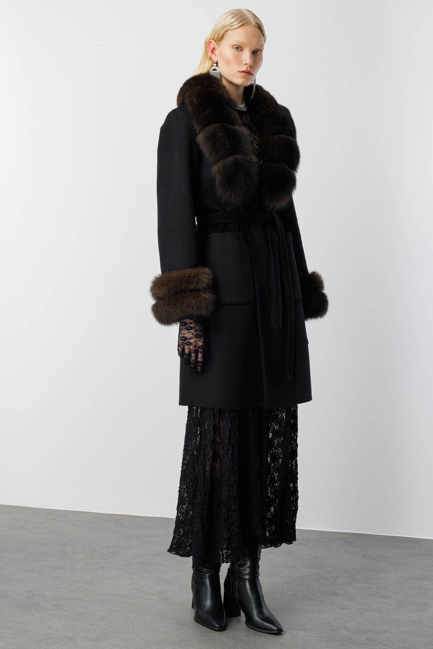 Modailgi  Yakası ve Kol Manşeti Tilki Kürklü Belden Kuşaklı Alpaca Kaban Siyah