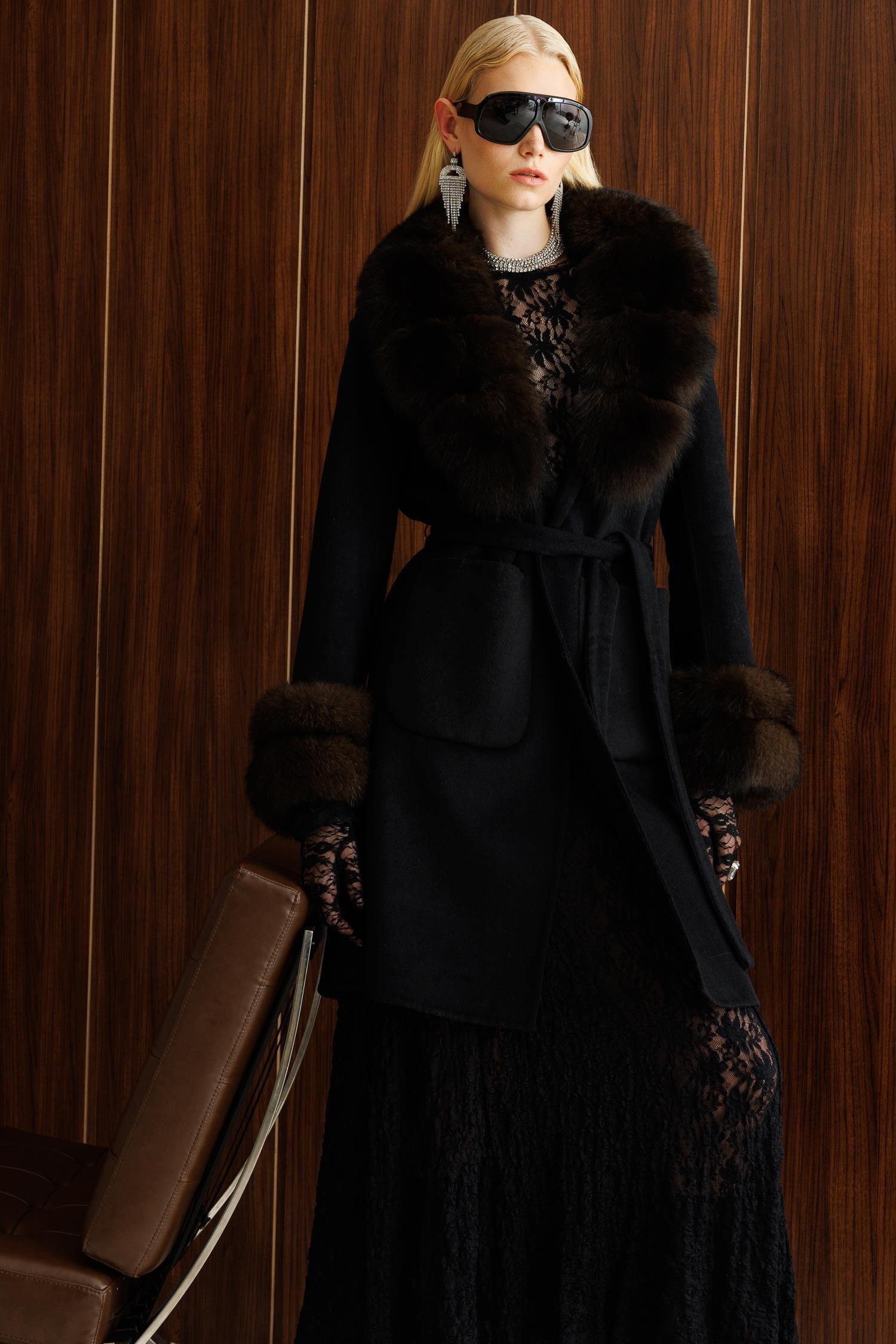 Modailgi  Yakası ve Kol Manşeti Tilki Kürklü Belden Kuşaklı Alpaca Kaban Siyah