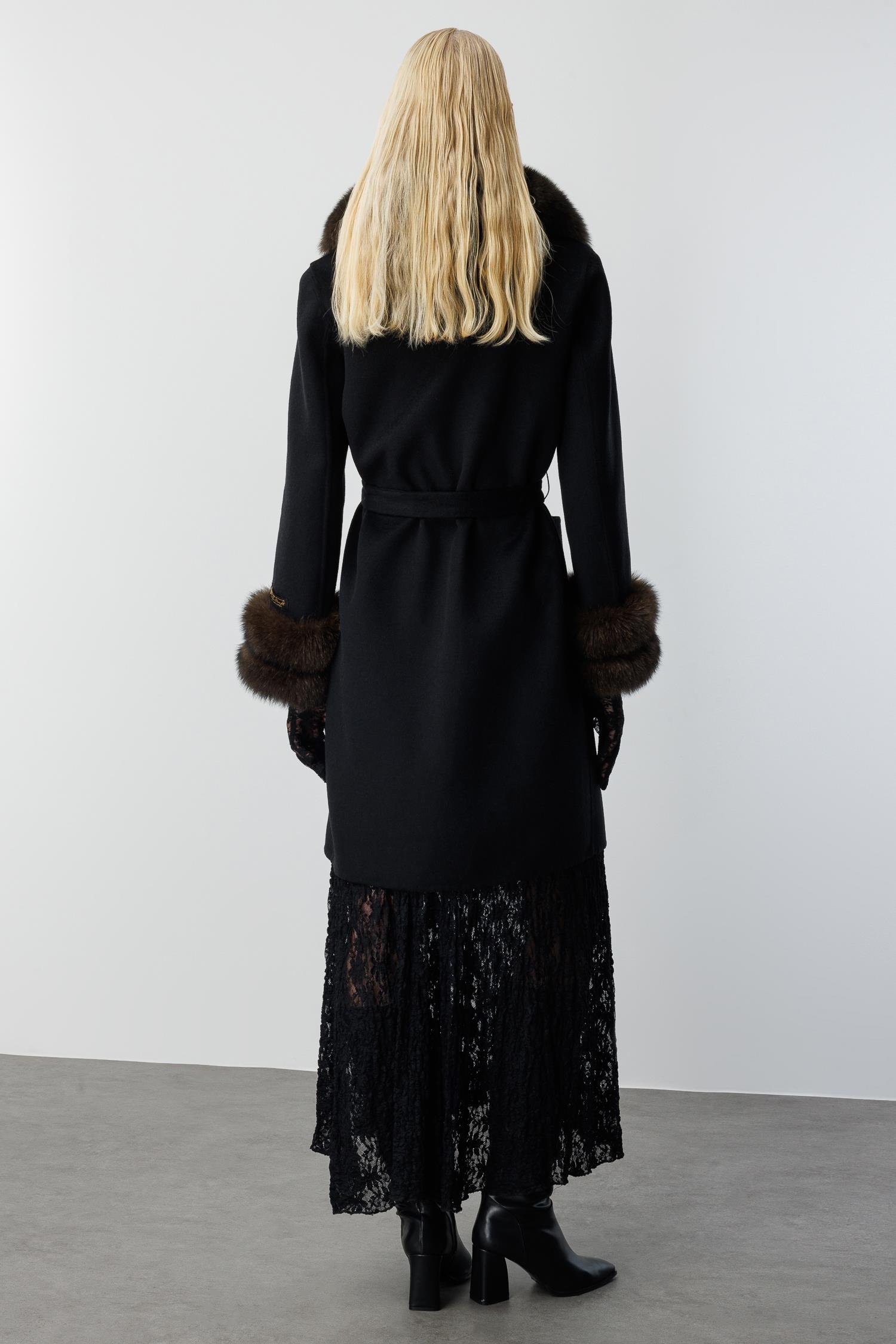 Modailgi  Yakası ve Kol Manşeti Tilki Kürklü Belden Kuşaklı Alpaca Kaban Siyah