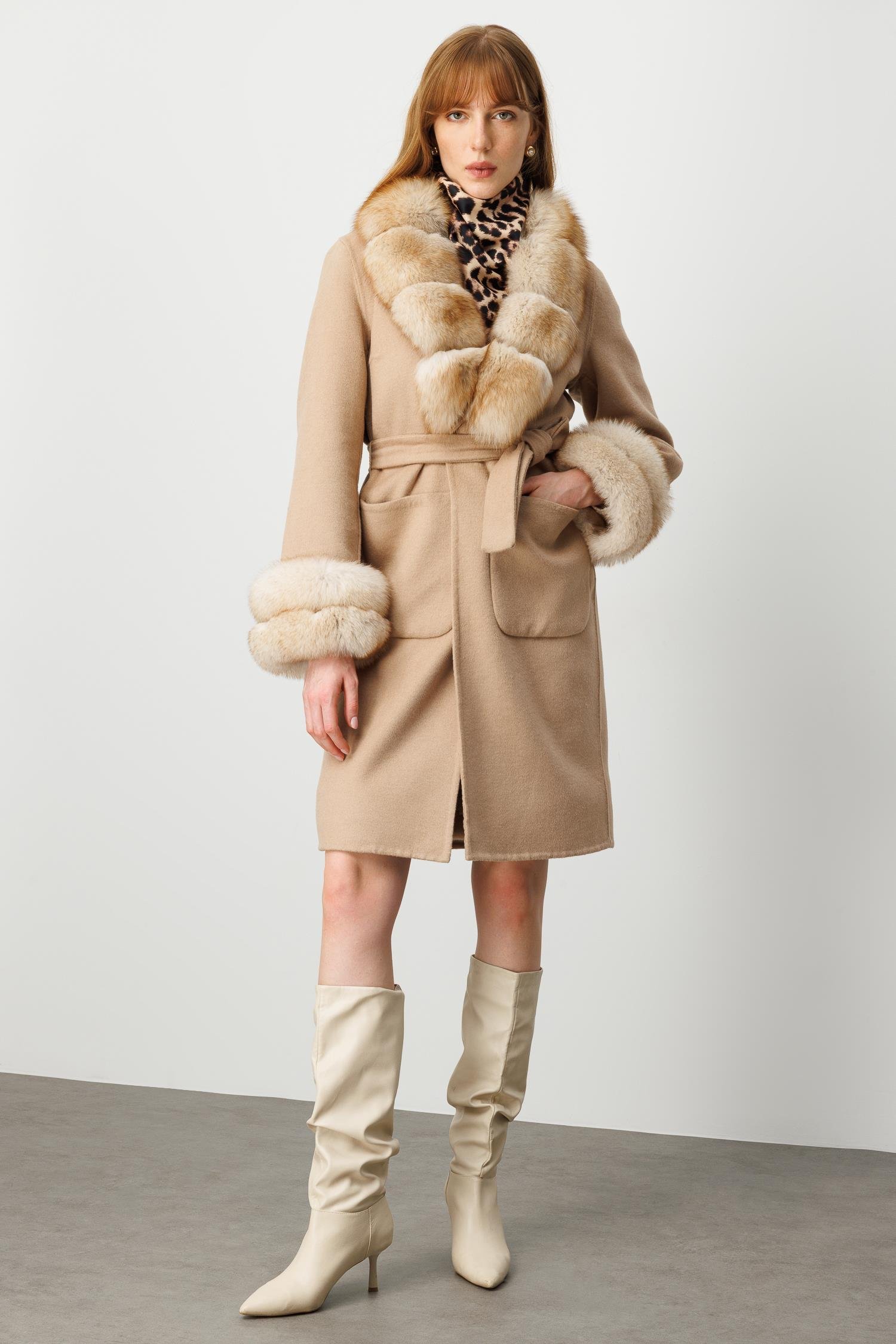 Modailgi  Yakası ve Kol Manşeti Tilki Kürklü Belden Kuşaklı Alpaca Kaban Camel