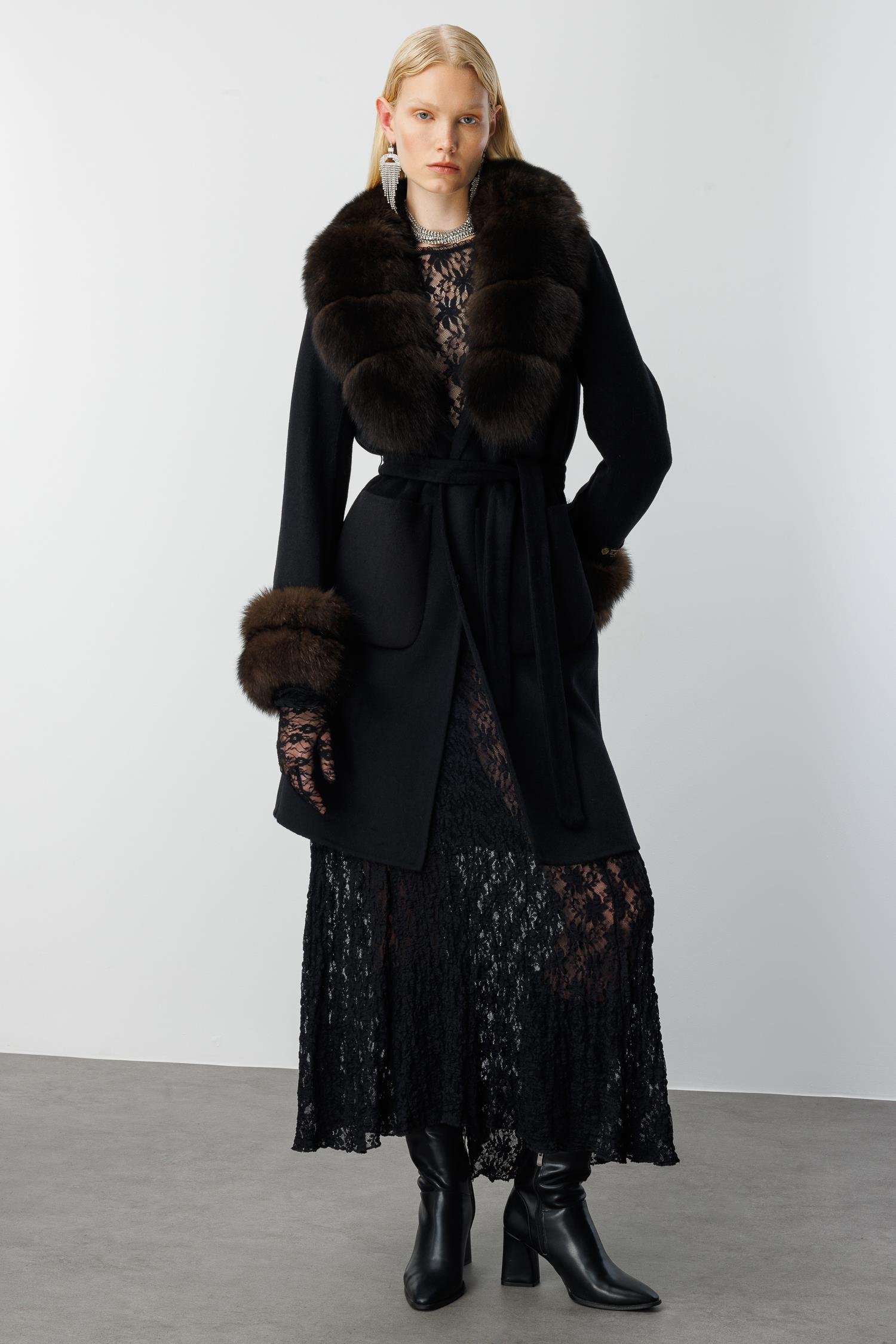 Modailgi  Yakası ve Kol Manşeti Tilki Kürklü Belden Kuşaklı Alpaca Kaban Siyah