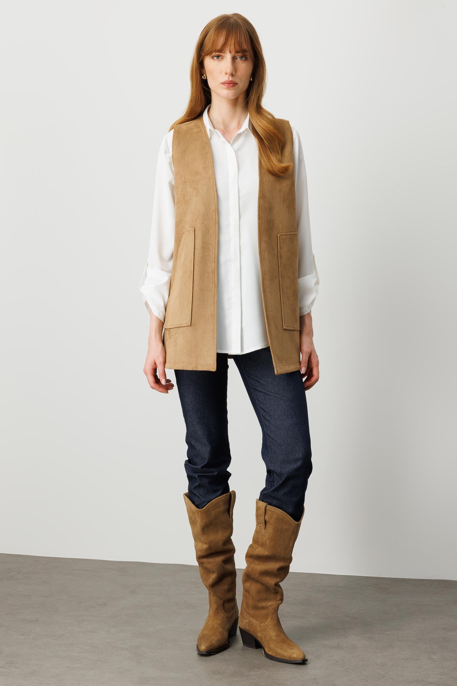 Modailgi  Yakasız Torba Cepli Yanları Lazer Kesim Şerit Detaylı Süet Yelek Vizon