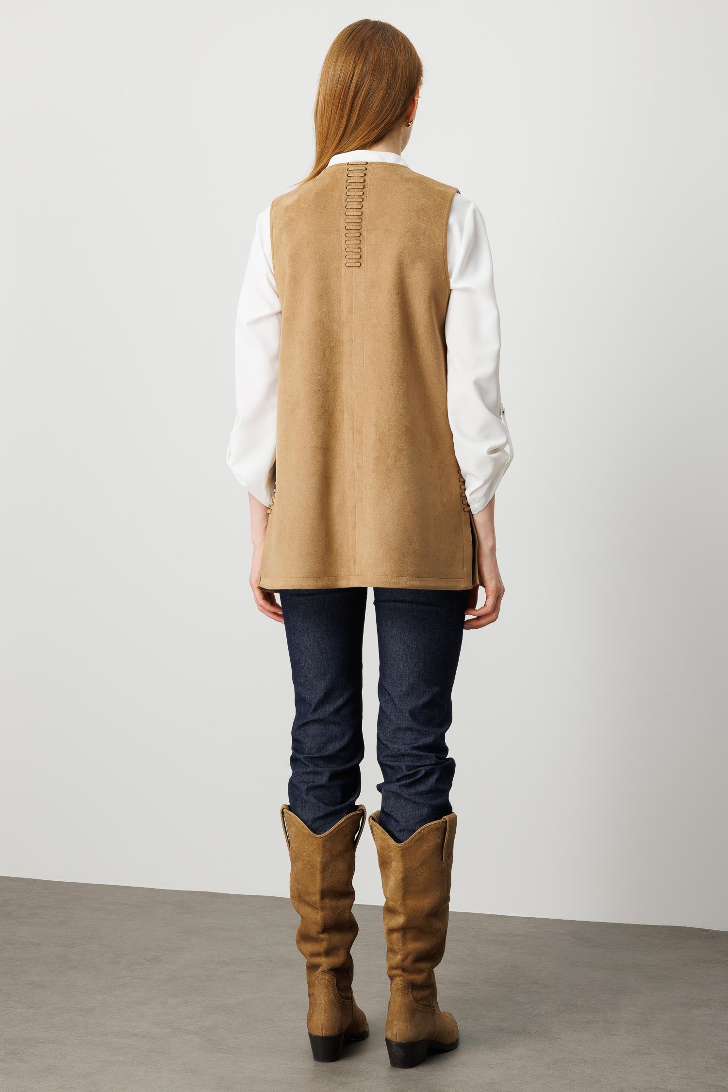 Modailgi  Yakasız Torba Cepli Yanları Lazer Kesim Şerit Detaylı Süet Yelek Vizon