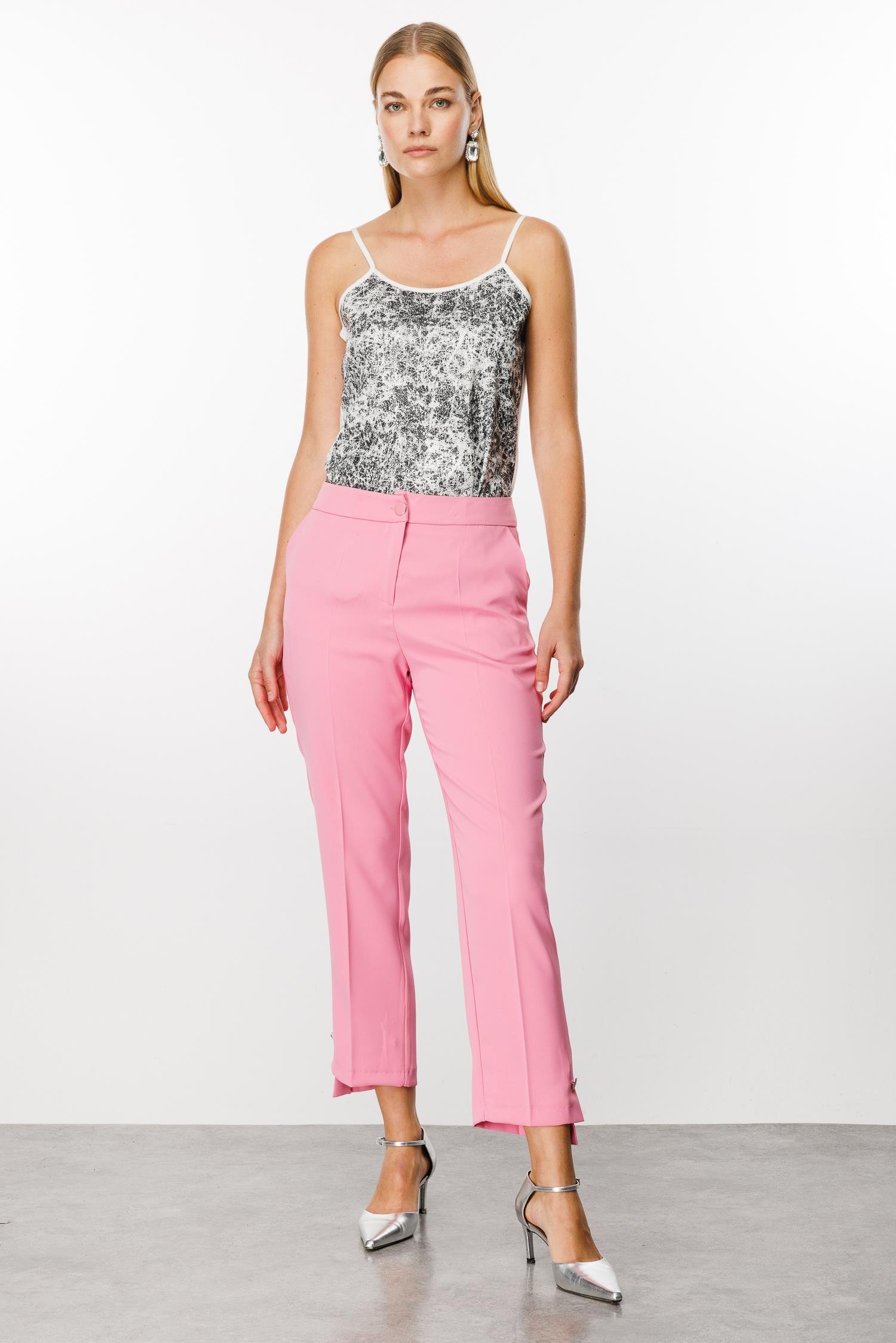 Modailgi  Yandan Cepli Paçası Asimetrik ve Düğmeli Pantolon Pembe