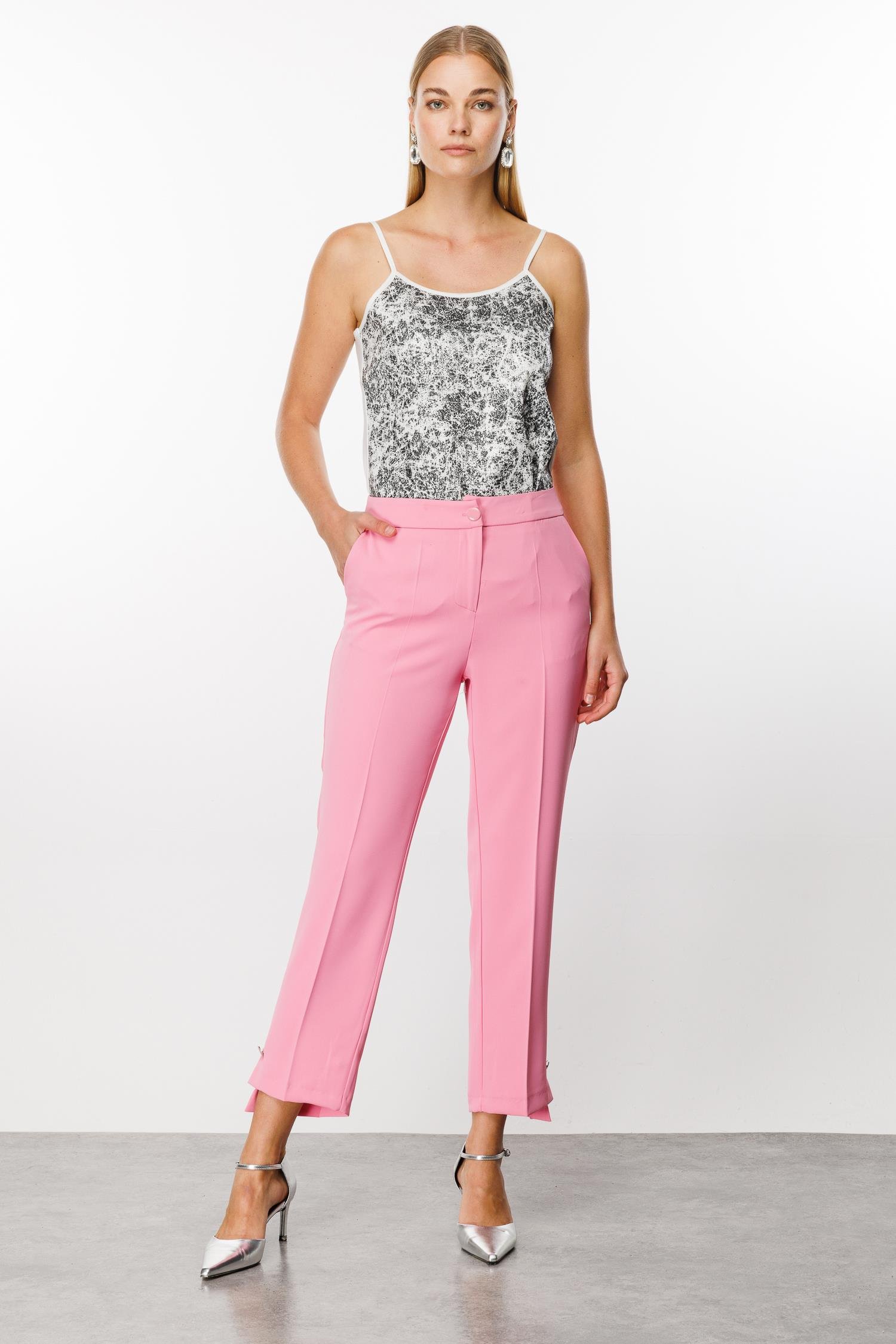 Modailgi  Yandan Cepli Paçası Asimetrik ve Düğmeli Pantolon Pembe