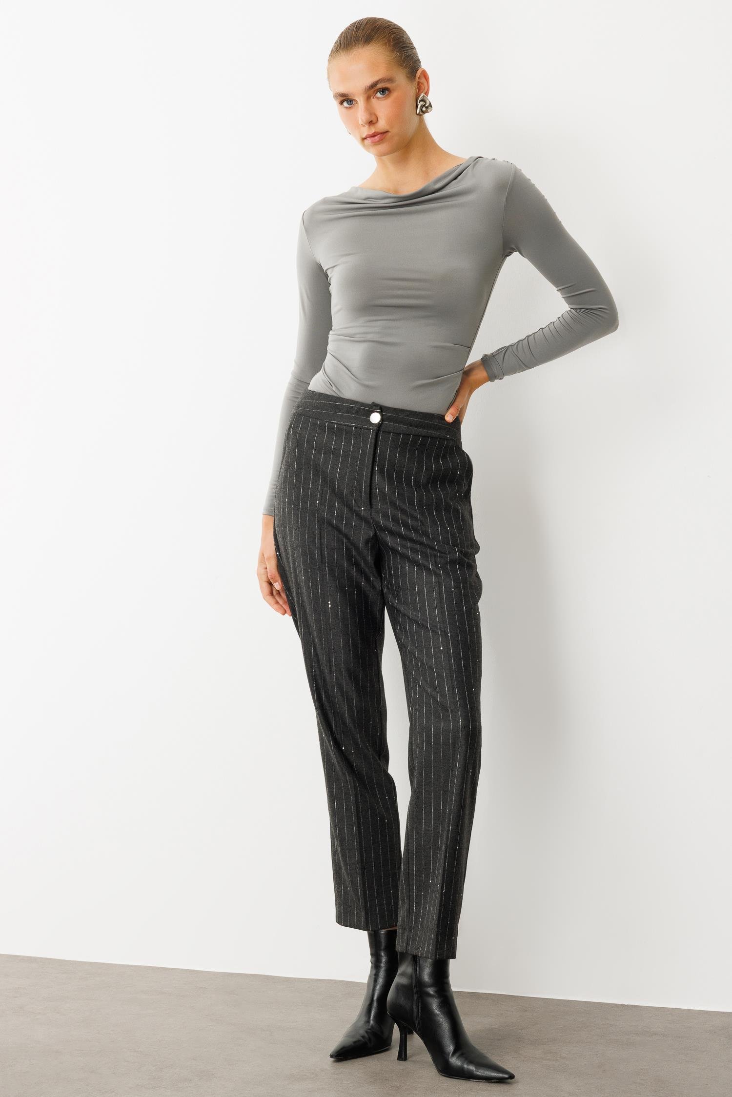 Modailgi  Yandan Cepli Paçası Yırtmaçlı Klasik Pantolon - 75003 Siyah