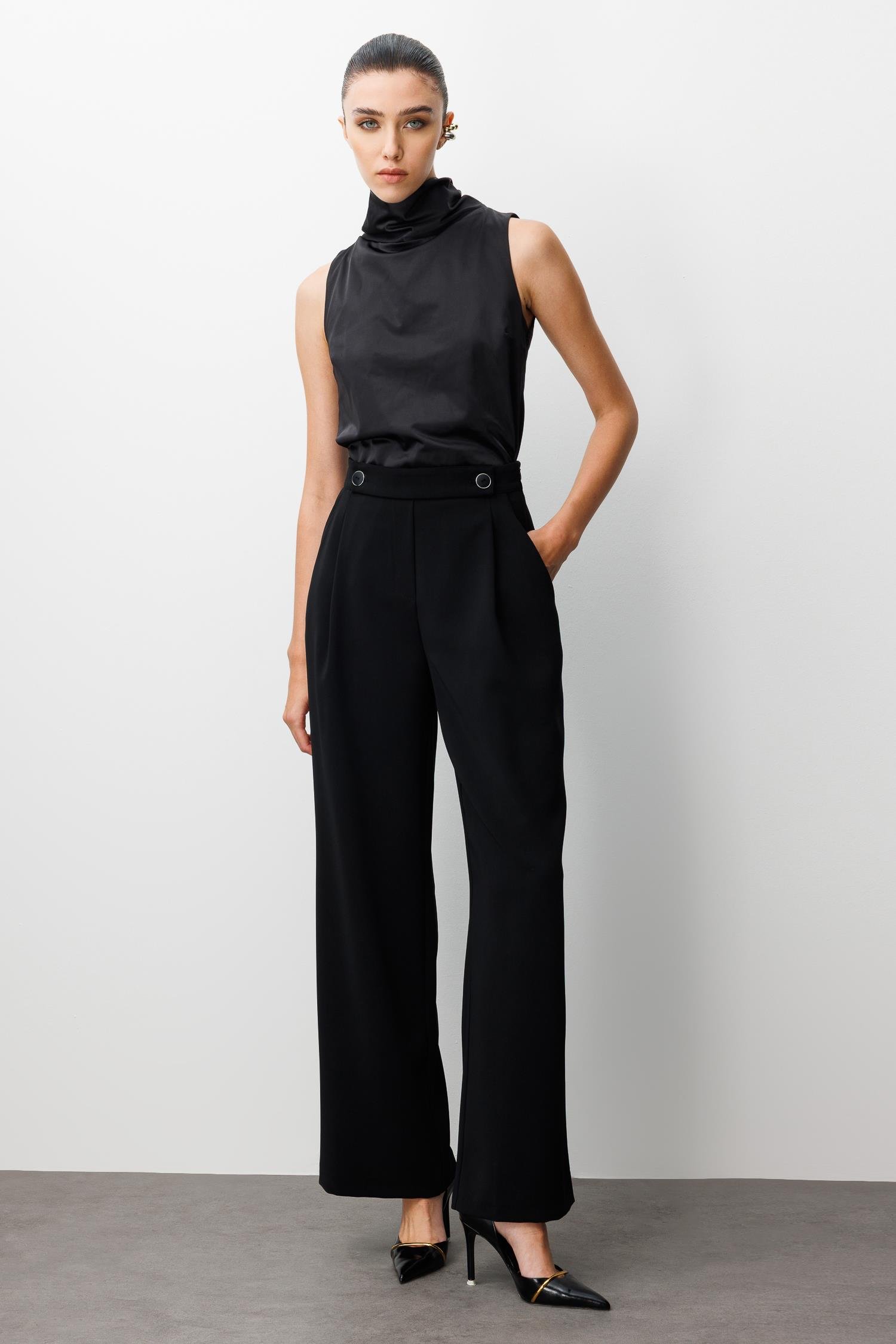 Modailgi  Yandan Cepli Pileli Kemeri Parçalamalı Ve Düğme Detaylı Plazzo Pantolon - 70030 Siyah