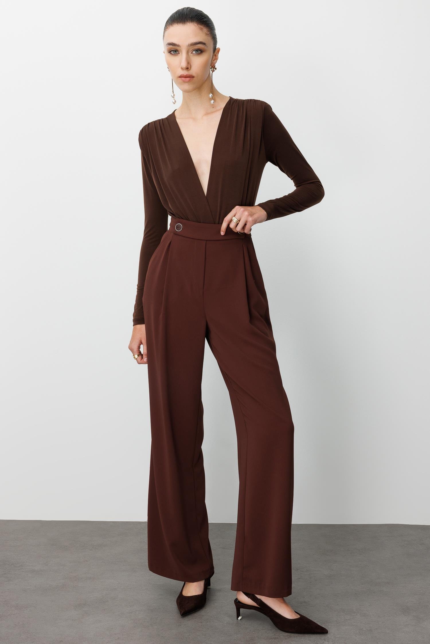 Modailgi  Yandan Cepli Pileli Kemeri Parçalamalı Ve Düğme Detaylı Plazzo Pantolon - 70030 Kahve