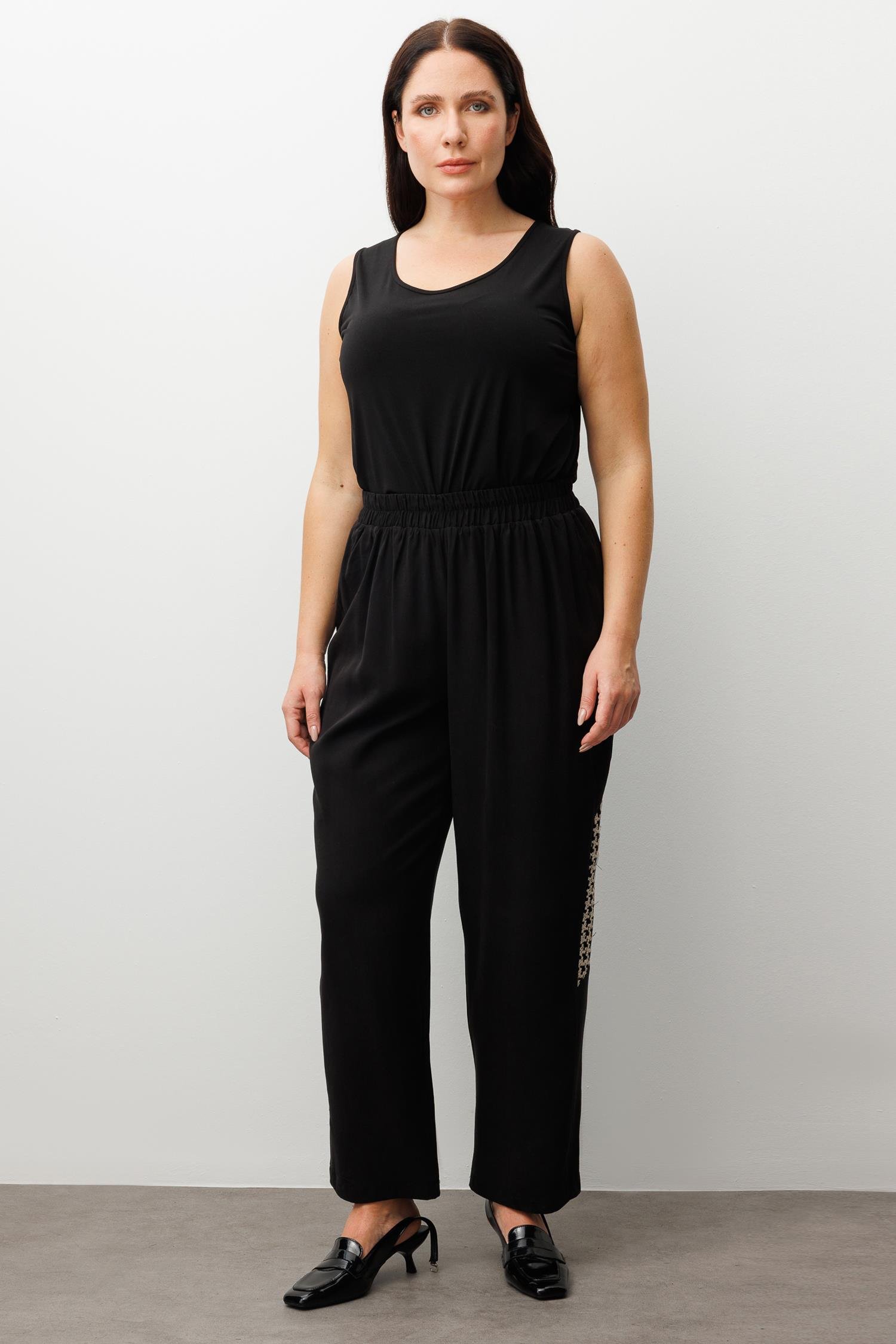 Modailgi  Yanları Nakışlı Kumaş Detaylı Pantolon Siyah