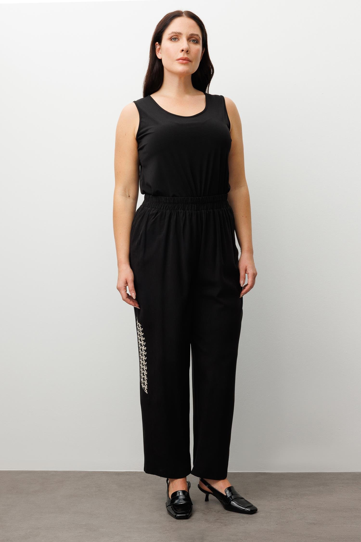 Modailgi  Yanları Nakışlı Kumaş Detaylı Pantolon Siyah