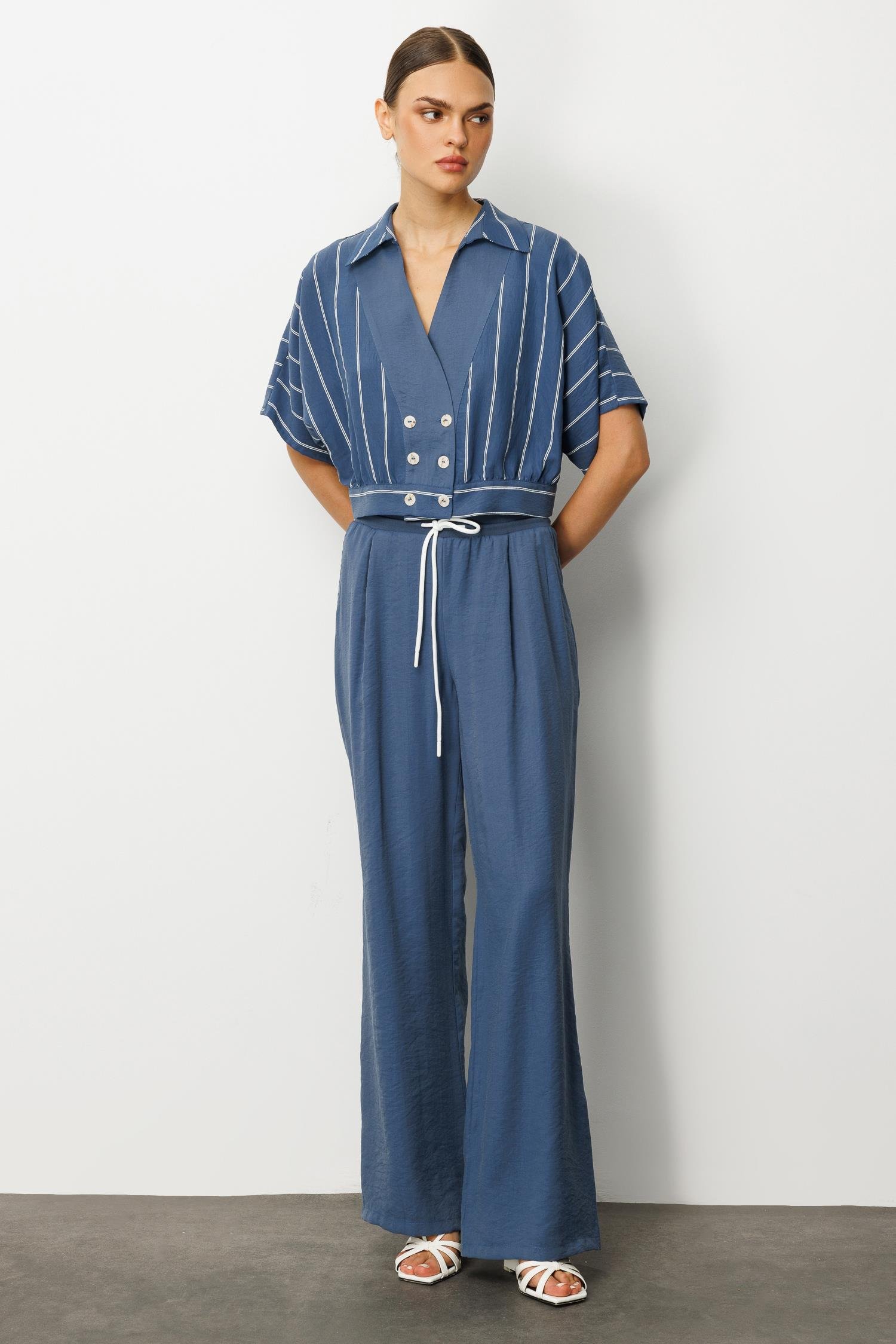 Modailgi  Yarasa Kol Önü Bantlı Bedeni Büzgülü Kısa Gömlek Bluz İndigo