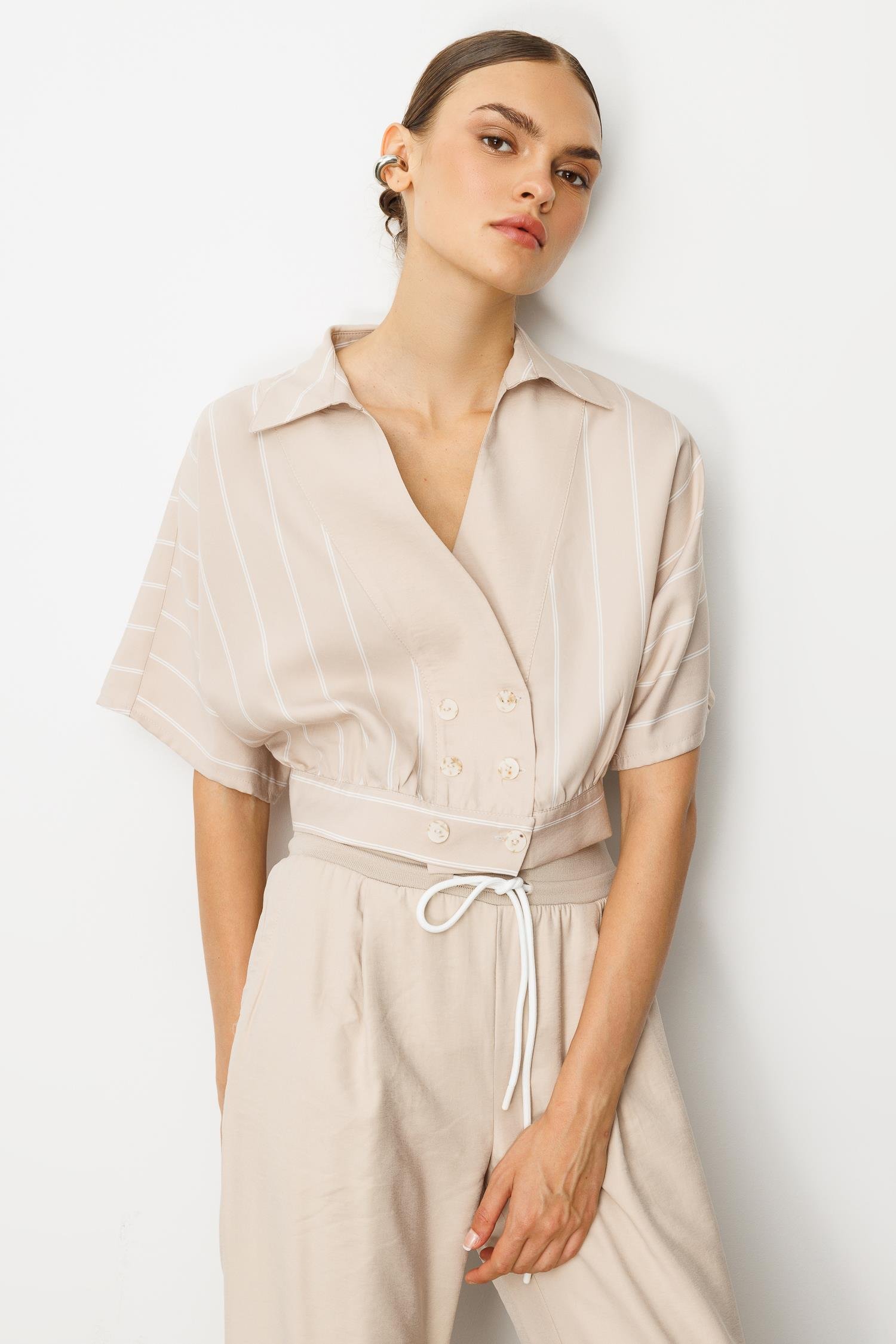 Modailgi  Yarasa Kol Önü Bantlı Bedeni Büzgülü Kısa Gömlek Bluz Taş