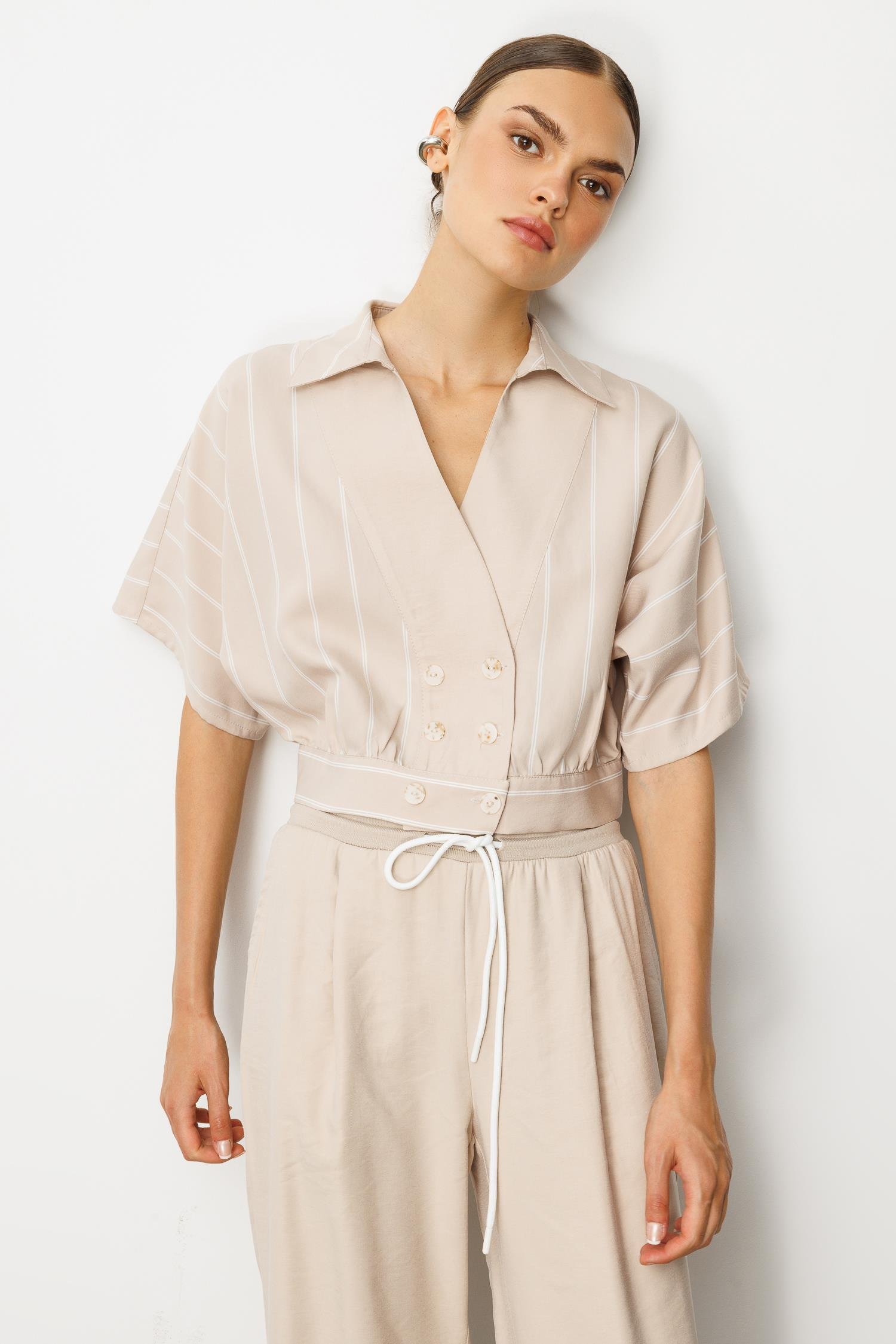 Modailgi  Yarasa Kol Önü Bantlı Bedeni Büzgülü Kısa Gömlek Bluz Taş