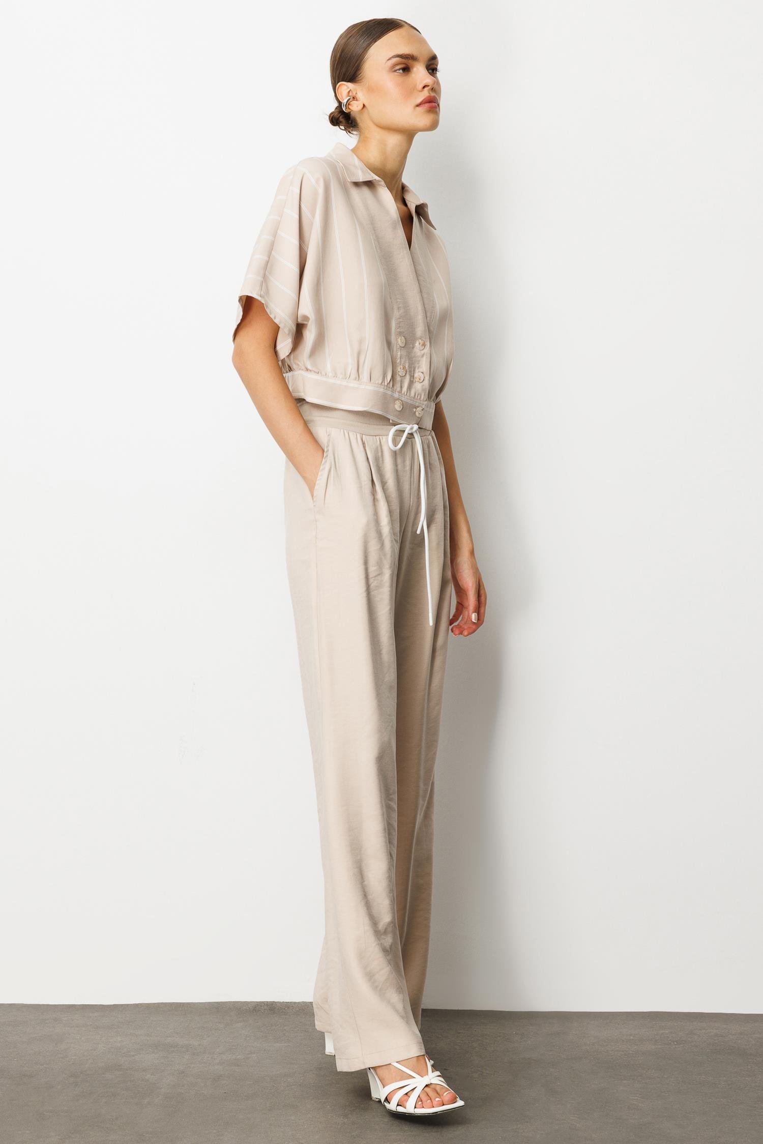 Modailgi  Yarasa Kol Önü Bantlı Bedeni Büzgülü Kısa Gömlek Bluz Taş