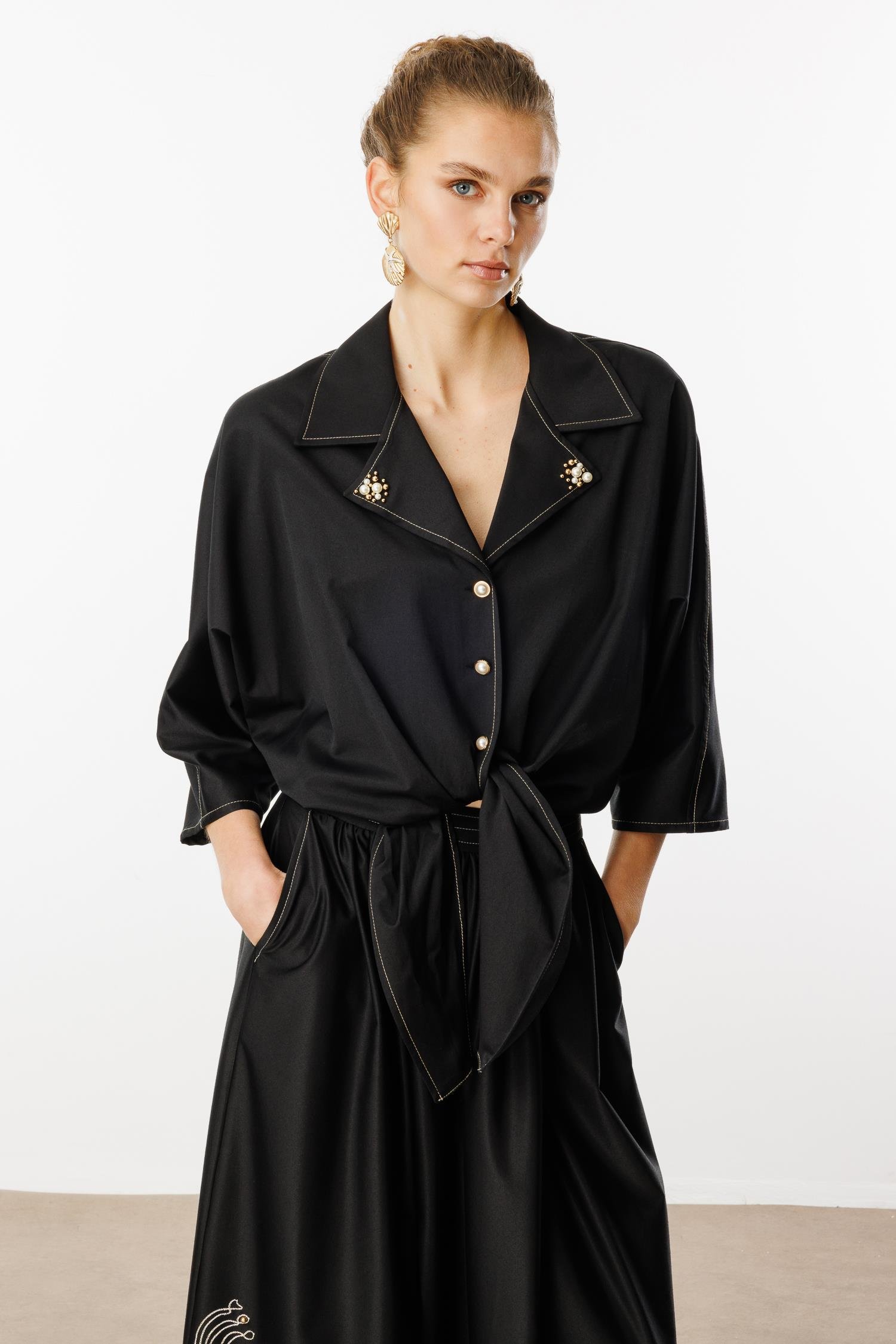 Modailgi  Yarasa Kollu Bağlama Detaylı Yakası İnci Detaylı Bluz Siyah