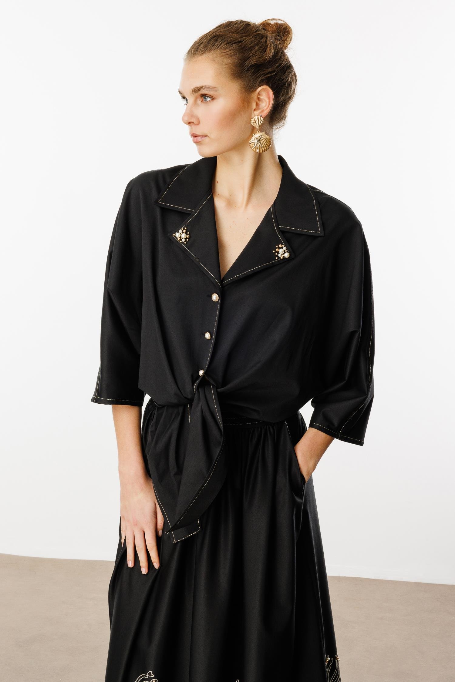 Modailgi  Yarasa Kollu Bağlama Detaylı Yakası İnci Detaylı Bluz Siyah