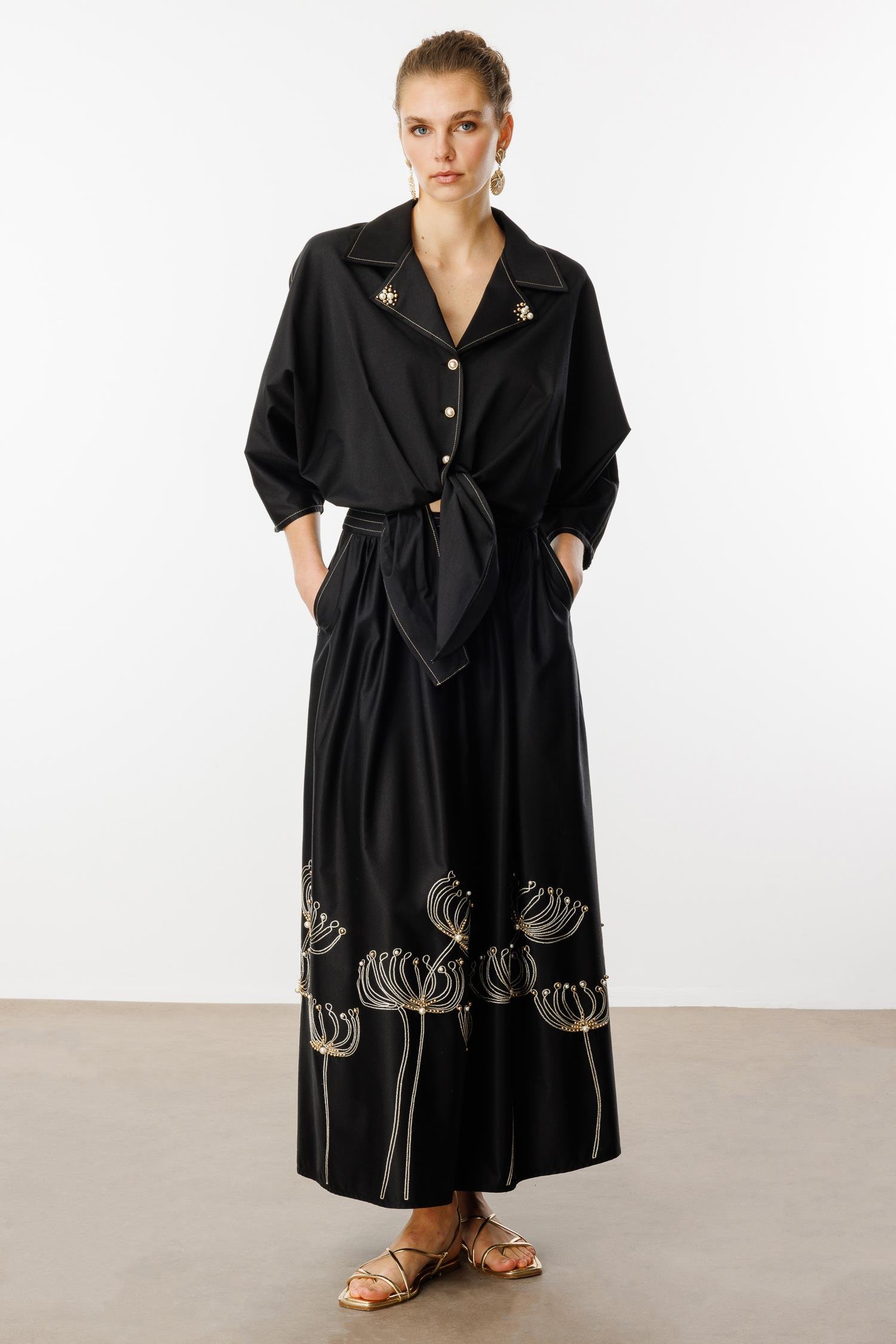 Modailgi  Yarasa Kollu Bağlama Detaylı Yakası İnci Detaylı Bluz Siyah