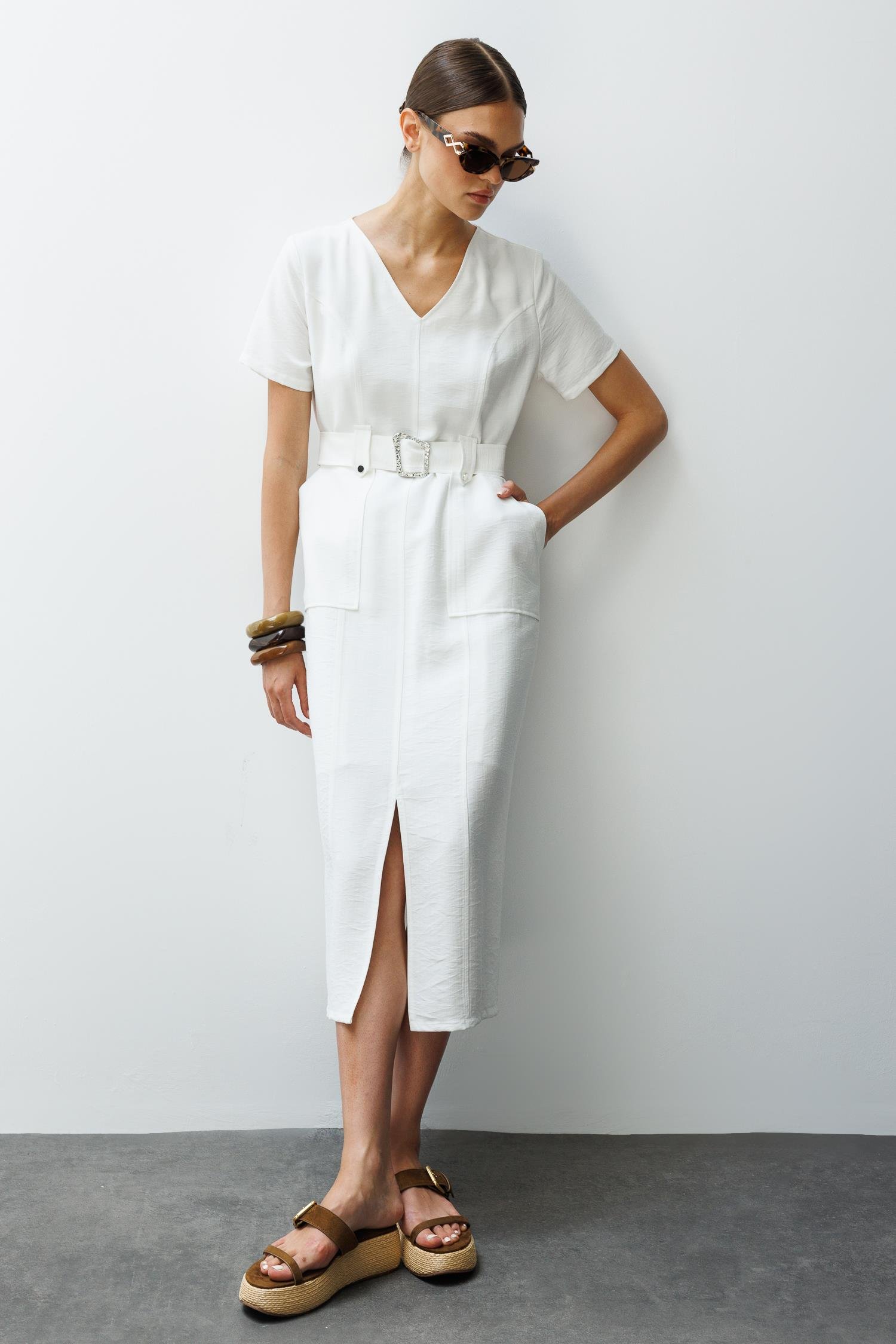 Modailgi  Yarım Kol V Yaka Kuşak Kemer Bağlamalı Yandan Cepli Midi Boy Elbise Ekru