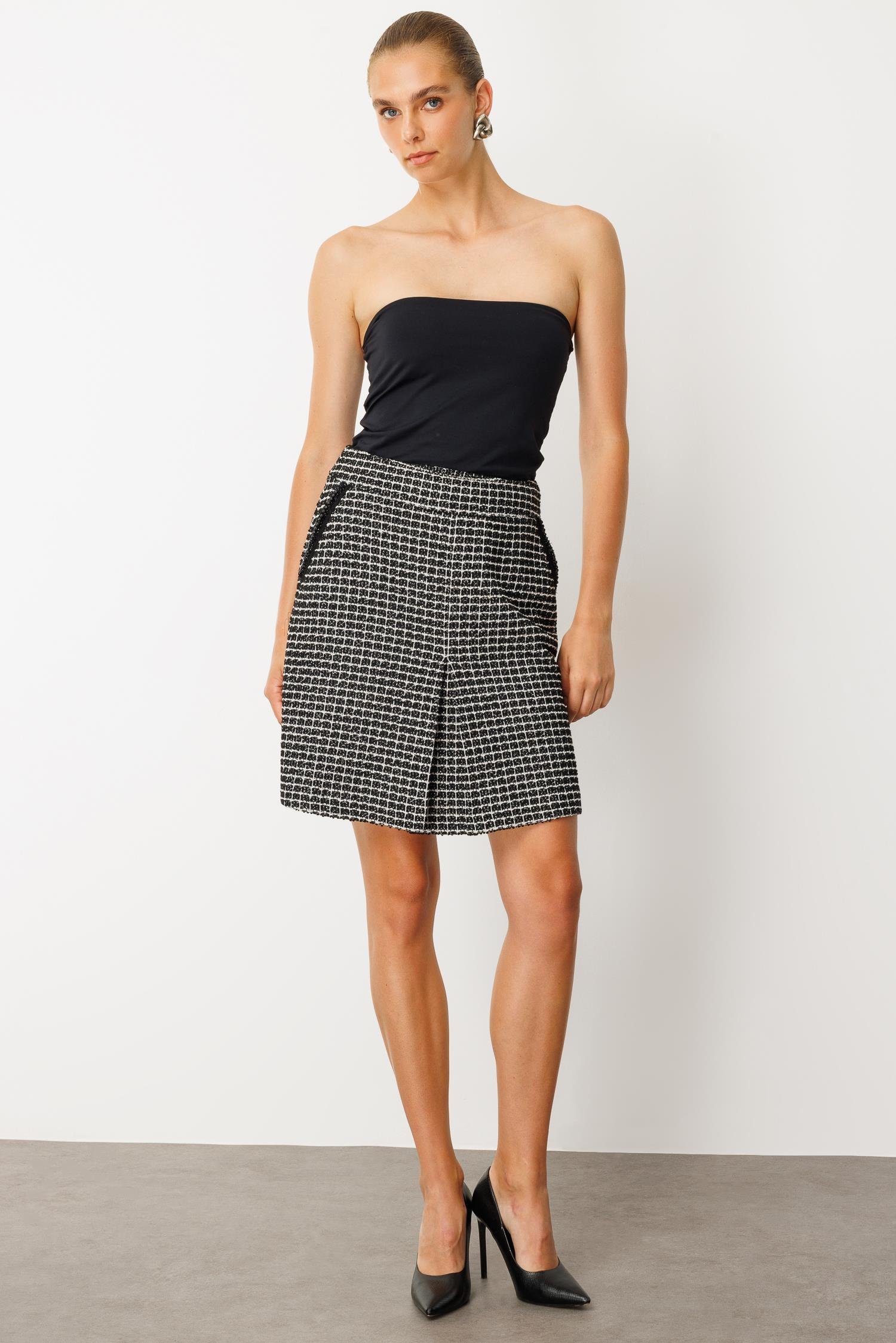 Modailgi  Yüksek Bel Cep Ağızları İnci Şerit Detaylı Önden Pilikaşe Kısa Tuvit Etek - 70019 SİYAH-BEYAZ