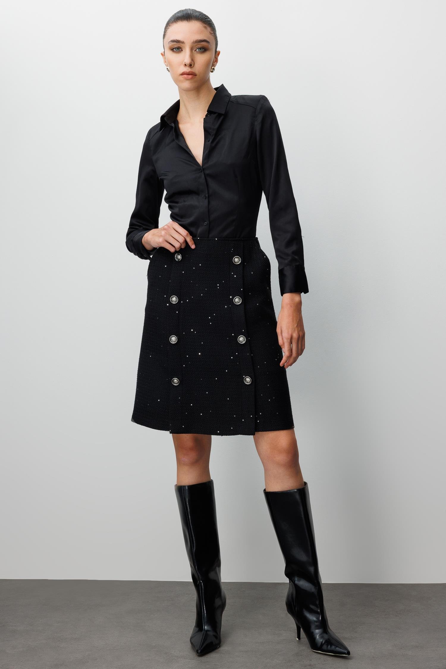 Modailgi  Yüksek Bel Yandan Cepli Önde Havalı Dikiş Düğme Detaylı Kısa Etek Siyah