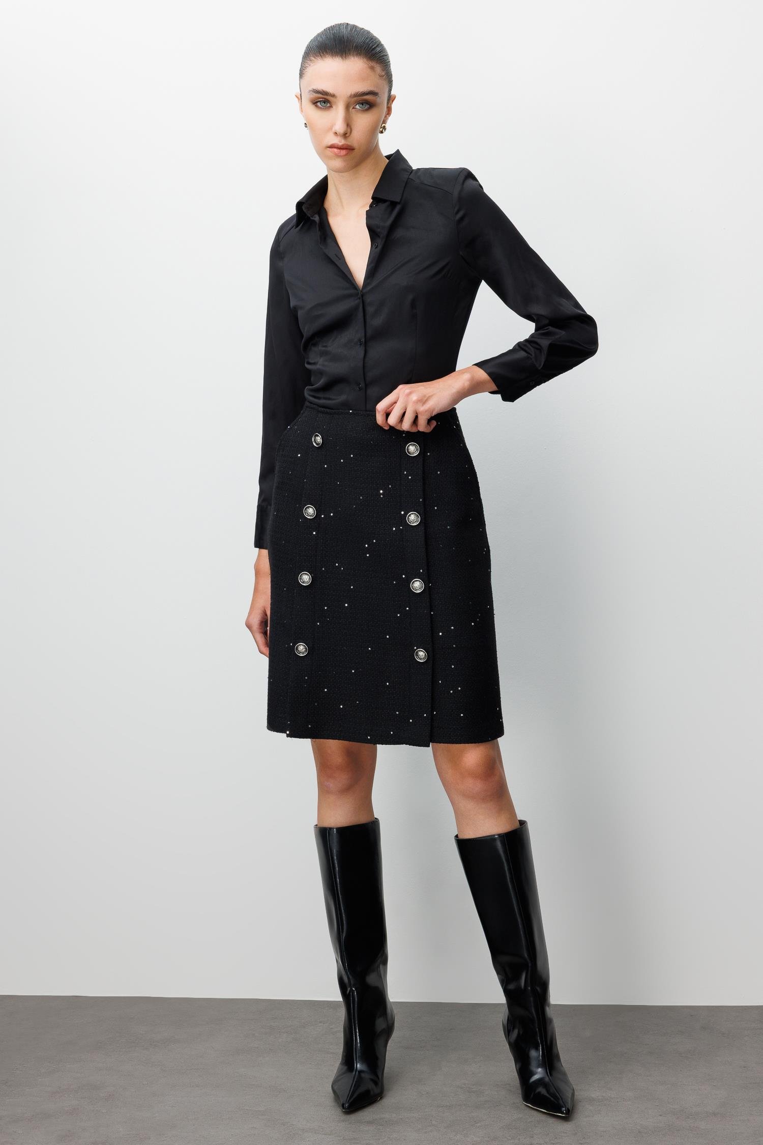 Modailgi  Yüksek Bel Yandan Cepli Önde Havalı Dikiş Düğme Detaylı Kısa Etek Siyah