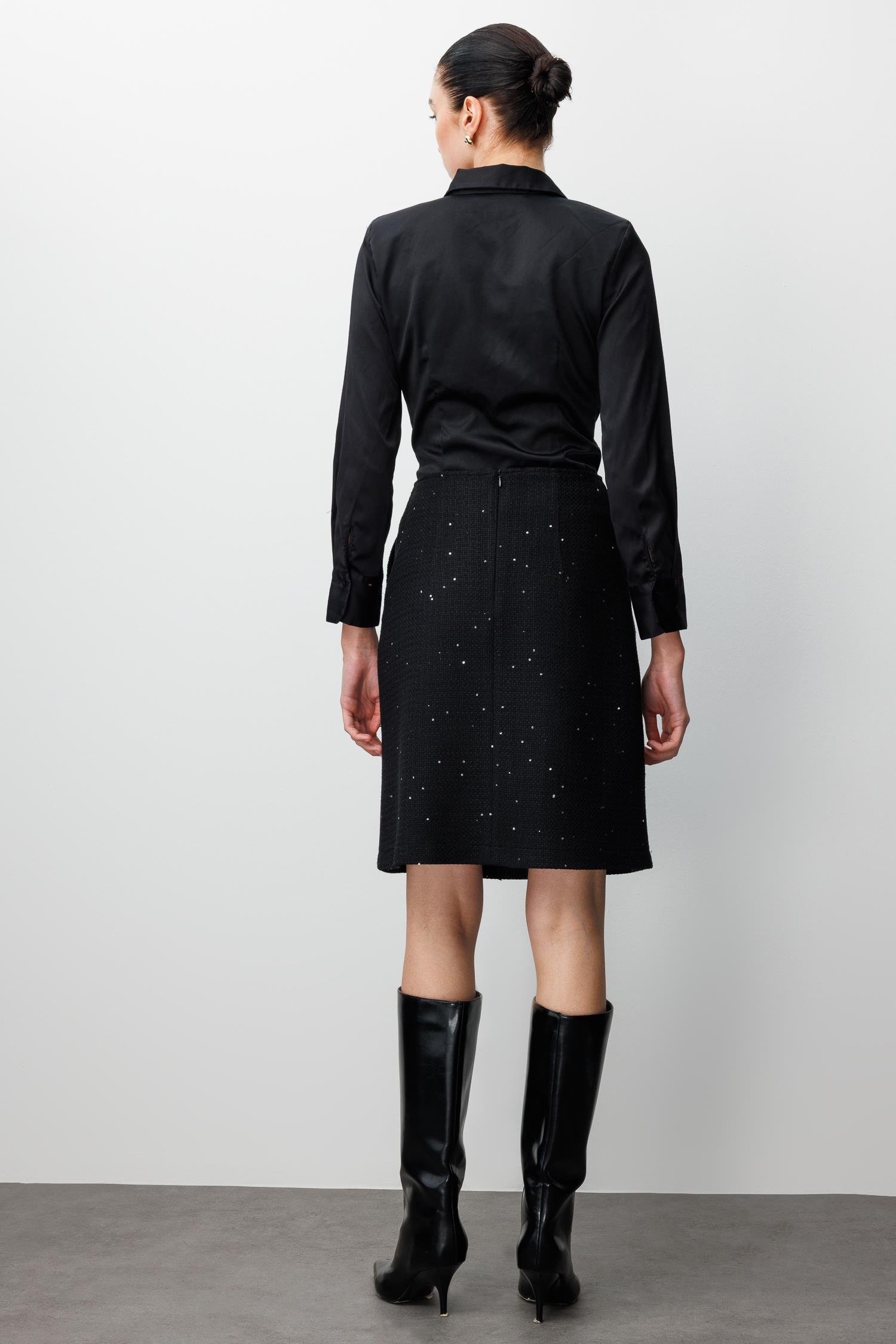 Modailgi  Yüksek Bel Yandan Cepli Önde Havalı Dikiş Düğme Detaylı Kısa Etek Siyah