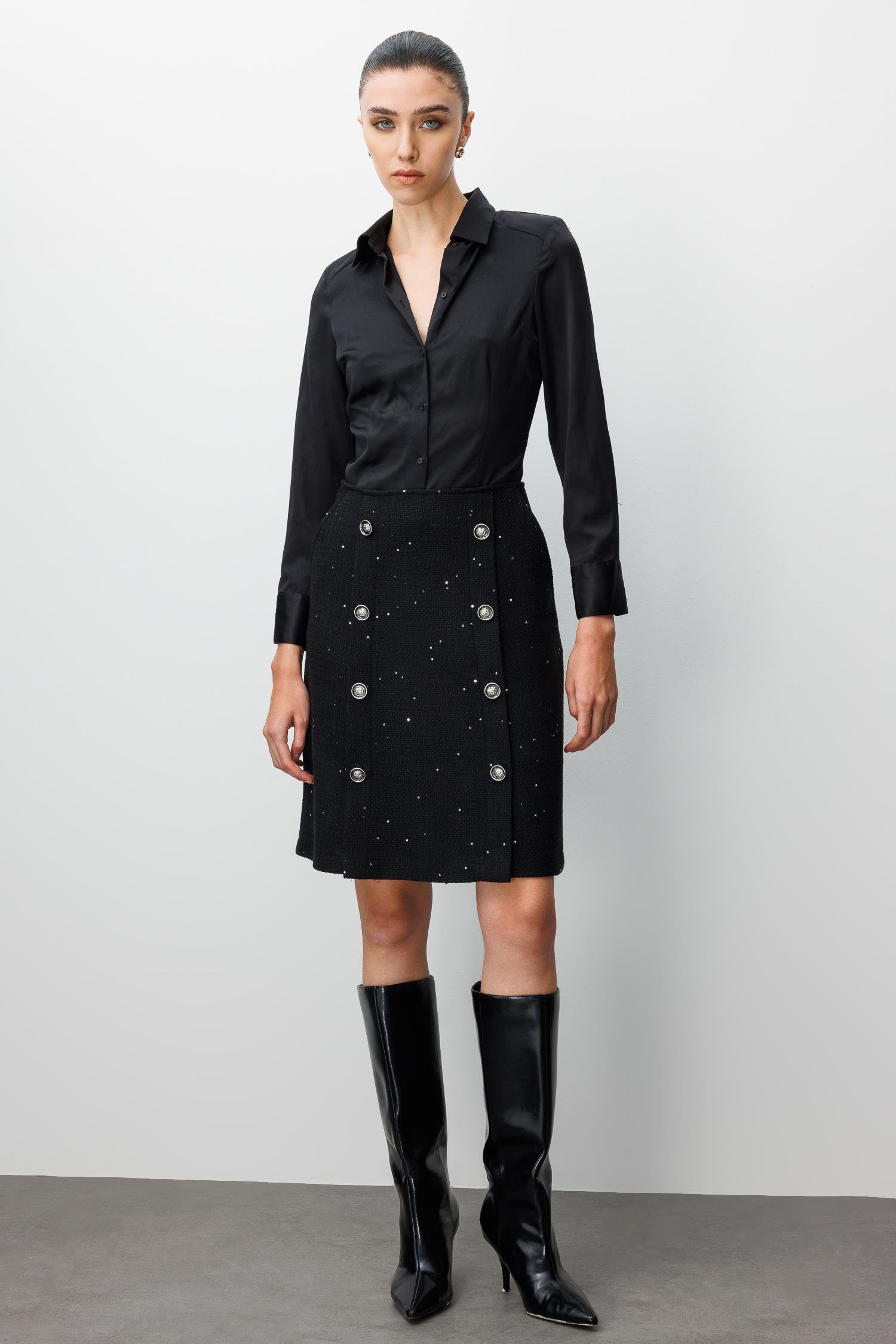 Modailgi  Yüksek Bel Yandan Cepli Önde Havalı Dikiş Düğme Detaylı Kısa Etek Siyah