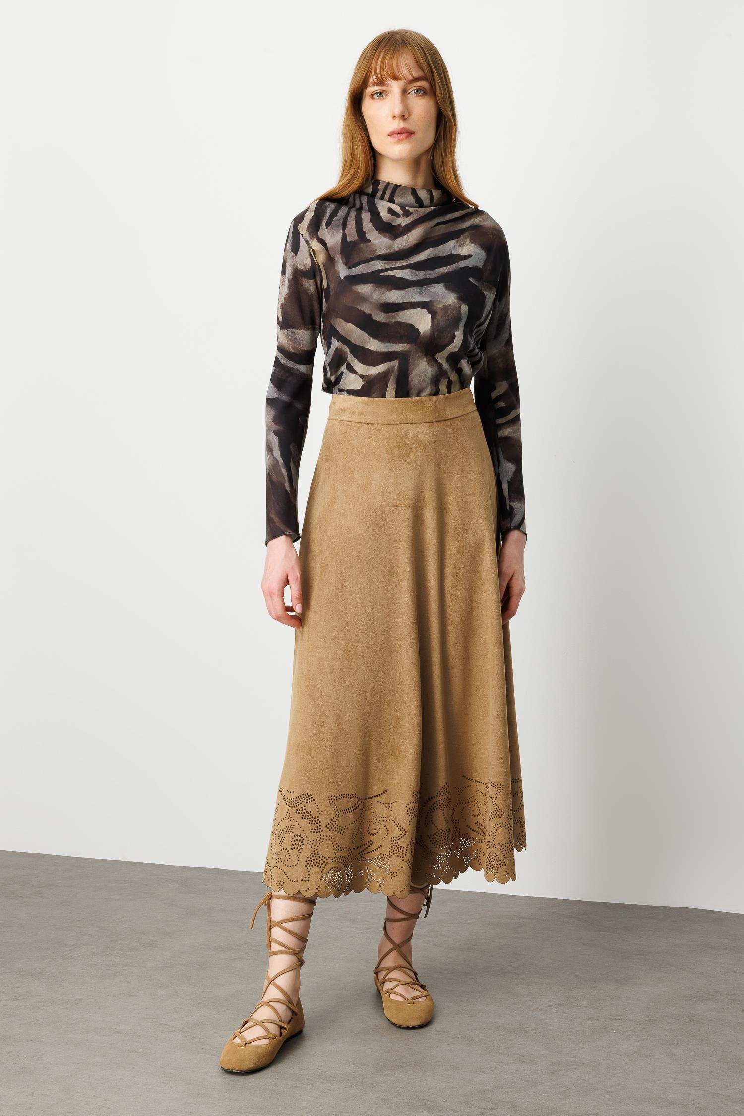 Modailgi  Yüksel Bel Etek Ucu Lazer Kesim Detaylı Midi Boy Süet Etek Vizon