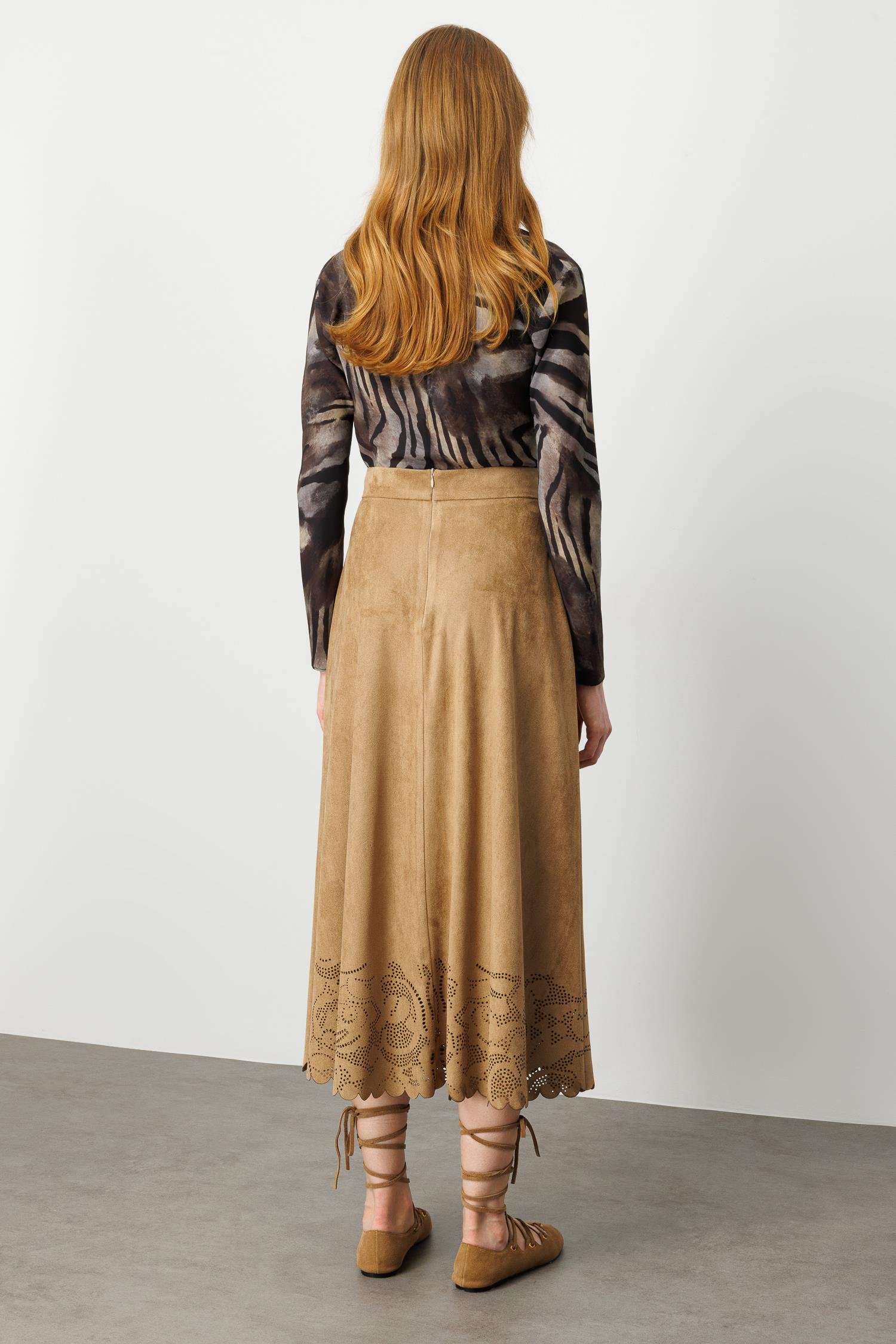 Modailgi  Yüksel Bel Etek Ucu Lazer Kesim Detaylı Midi Boy Süet Etek Vizon