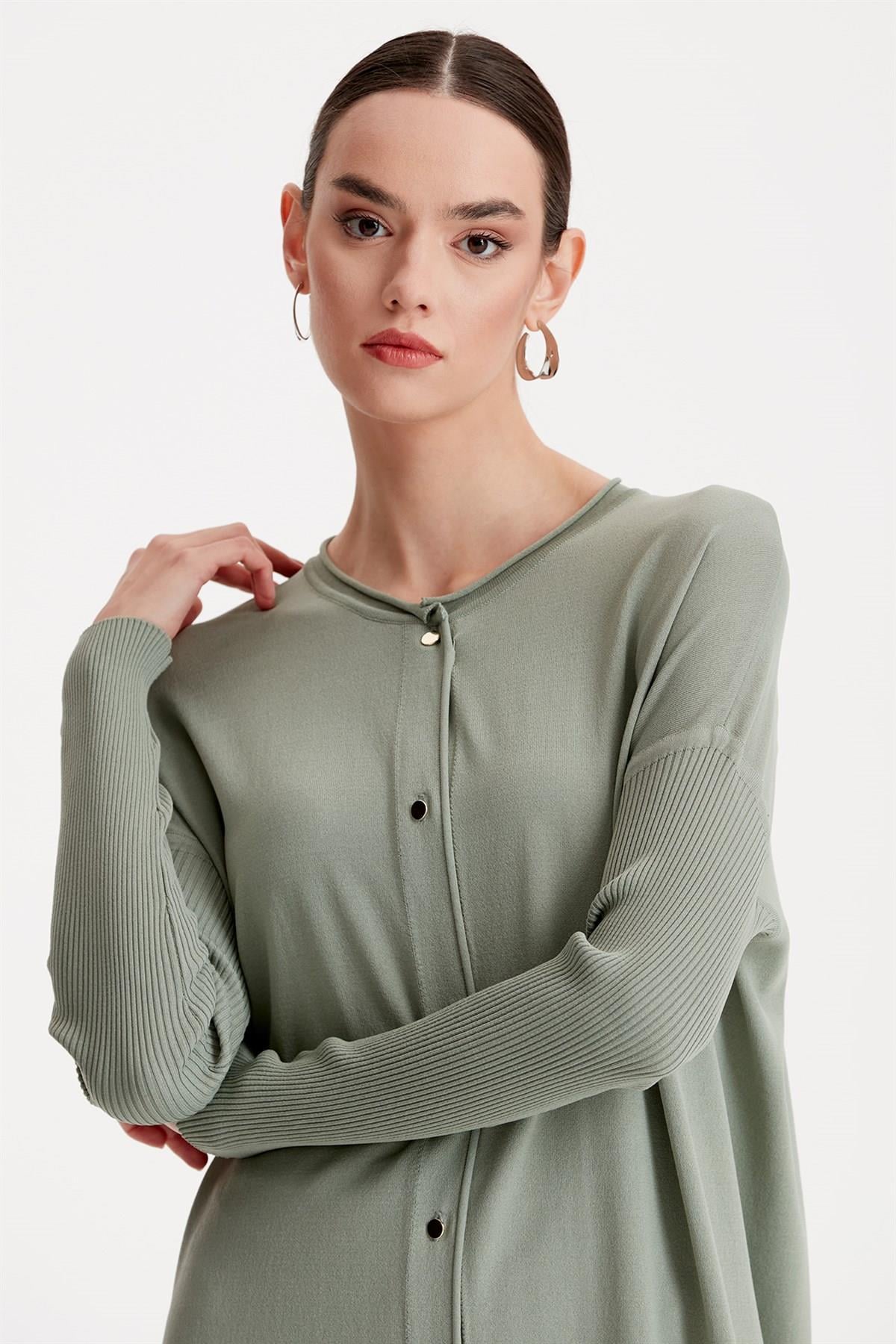 ÖNDEN DÜĞMELİ RAYON HIRKA ÇAĞLA
