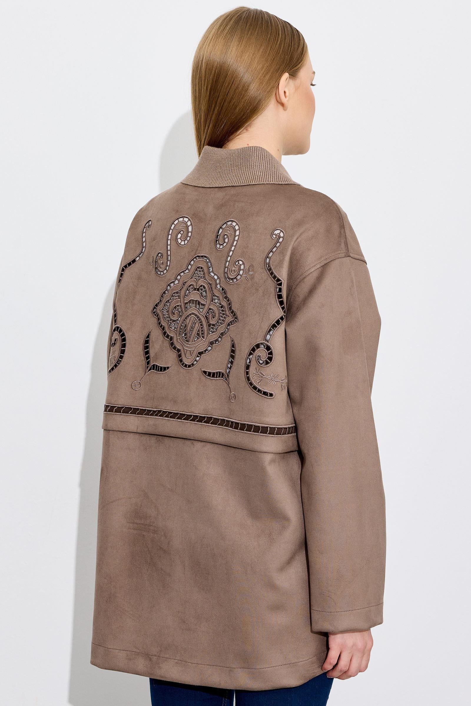 Triko Yakalı Sırtı Nakış Detaylı Kap VİZON