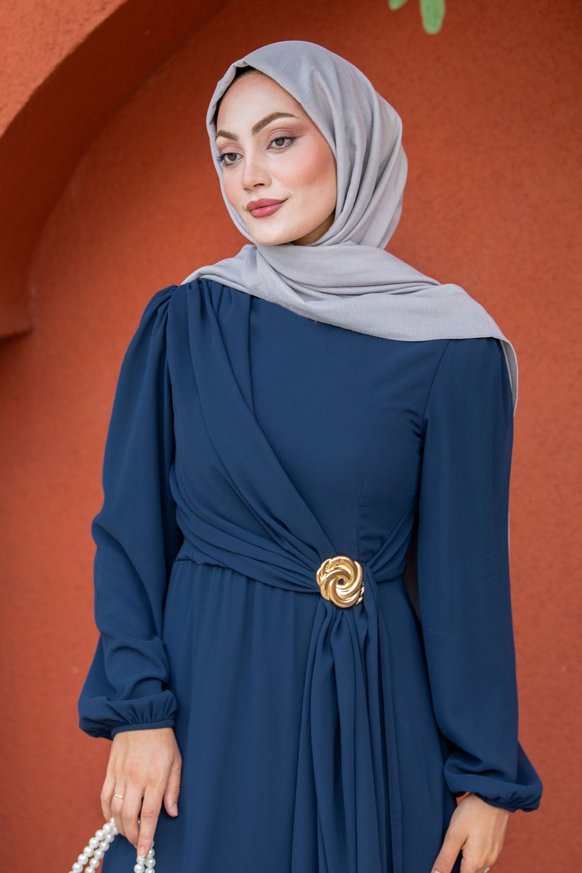 Dilay Gold Broş Detaylı Şifon Abiye Elbise-Laci