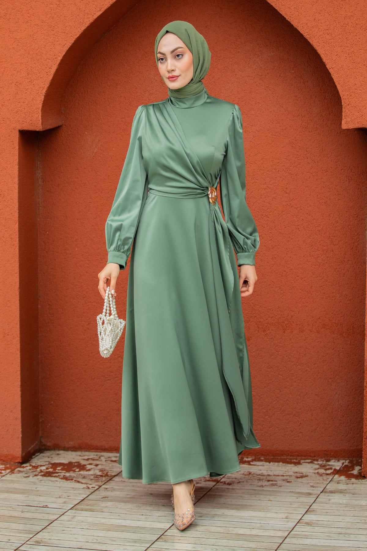 Nilda Gül Broş Detaylı Saten Abiye-Yeşil