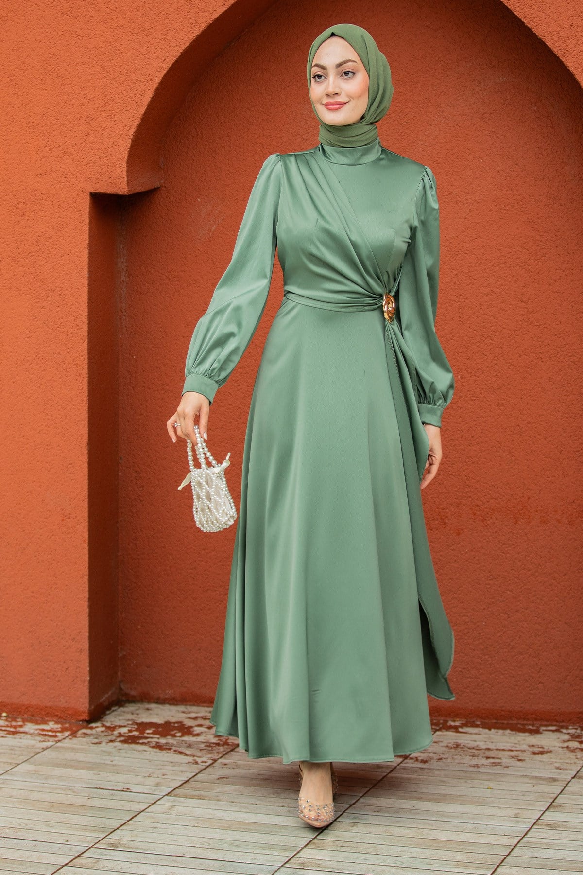 Nilda Gül Broş Detaylı Saten Abiye-Yeşil