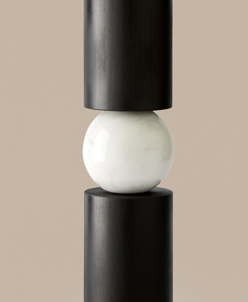 Alda Ahşap ve Mermer Detaylı Abajur