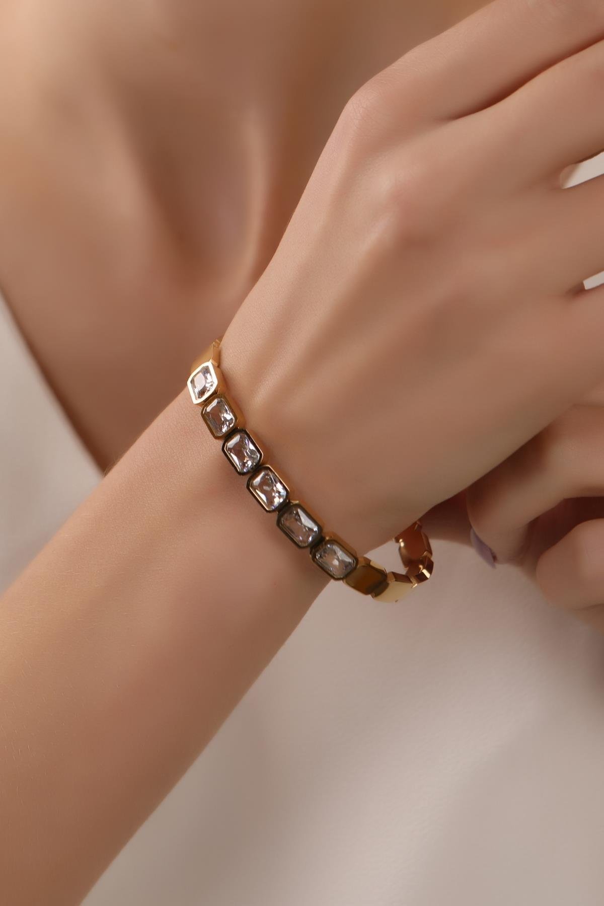 Altın Kaplama Geometrik Zirkon Taşlı Çelik Kelepçe Bilezik