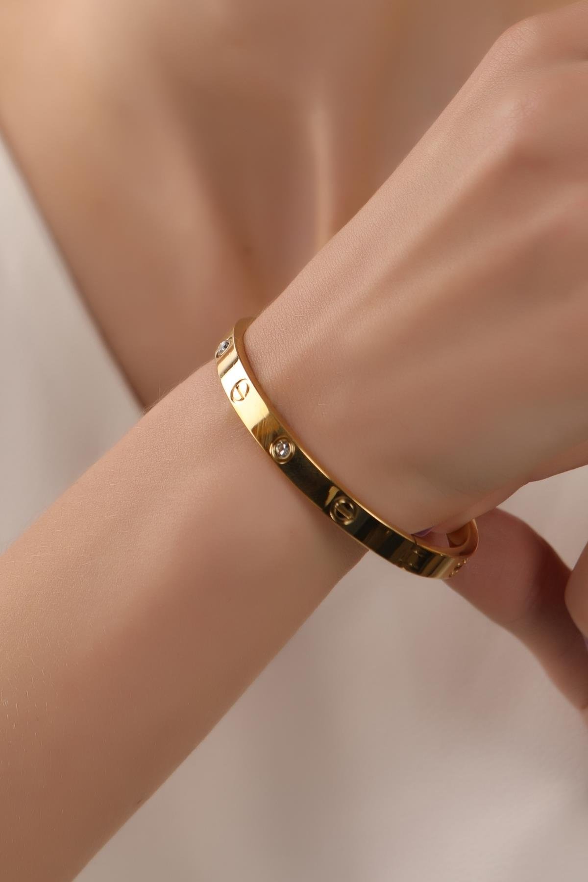 Gold Plated Zircon Stone C. Model Clamp Bracelet