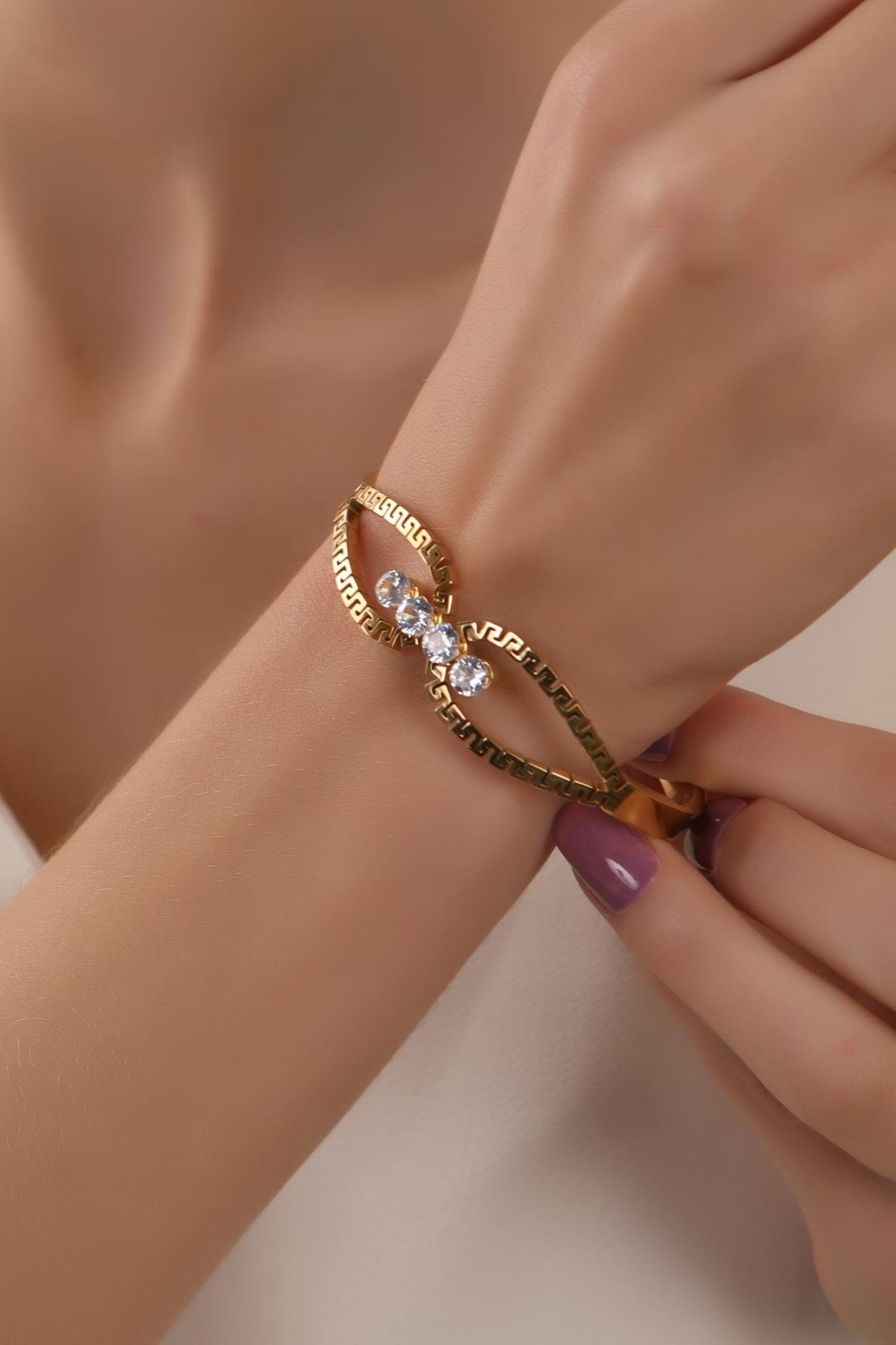 Altın Kaplama Zirkon Taşlı Geçmeli Çelik Kelepçe Bilezik