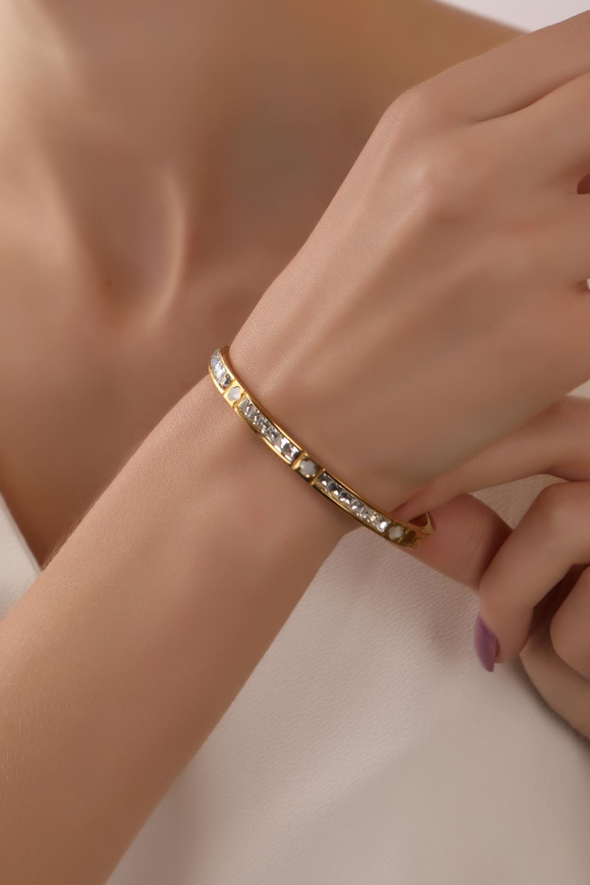 Altın Kaplama Zirkon Taşlı Yonca Detaylı Kelepçe Bilezik