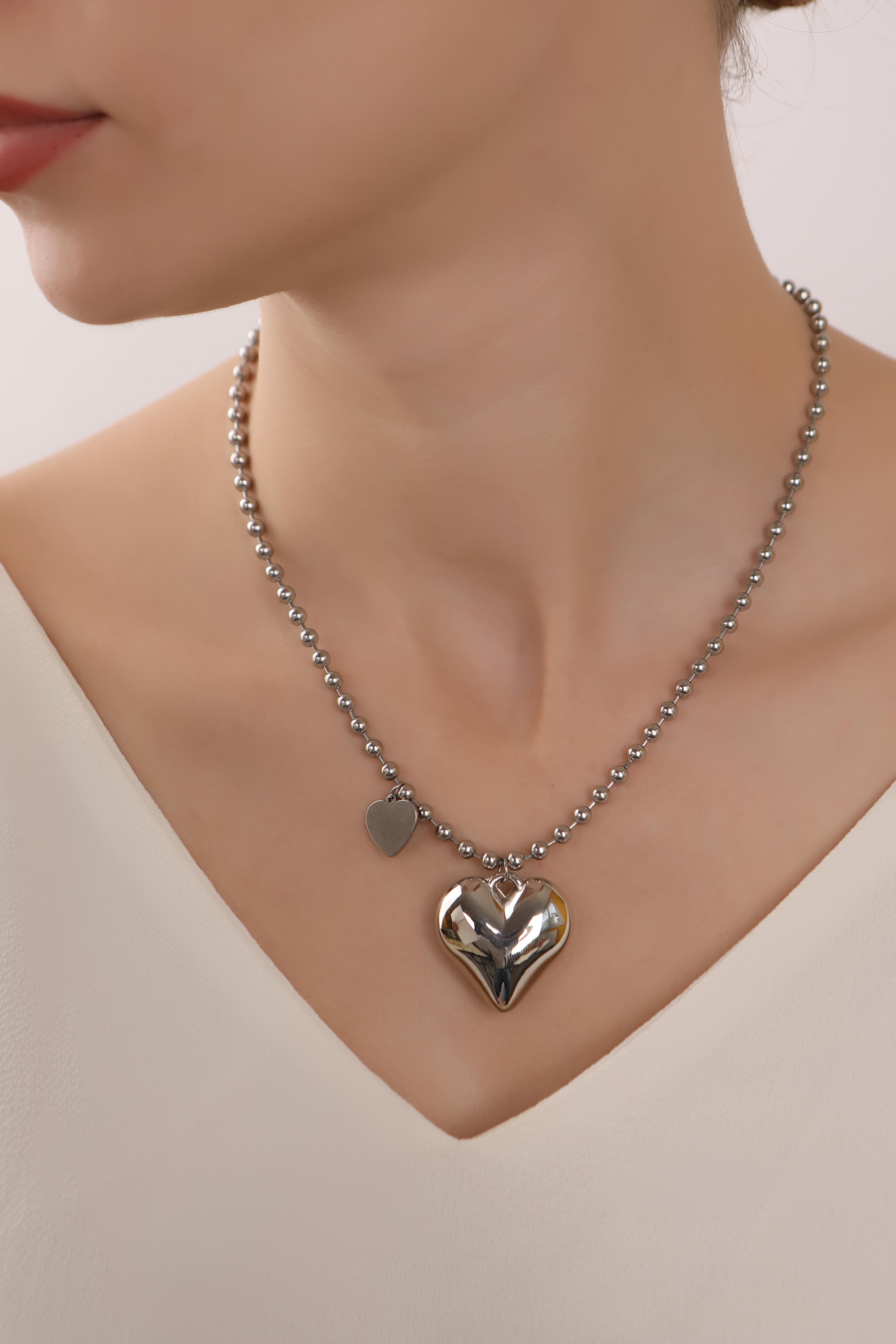 Gümüş Renk Boncuklu Kalp Uçlu Çelik Kolye