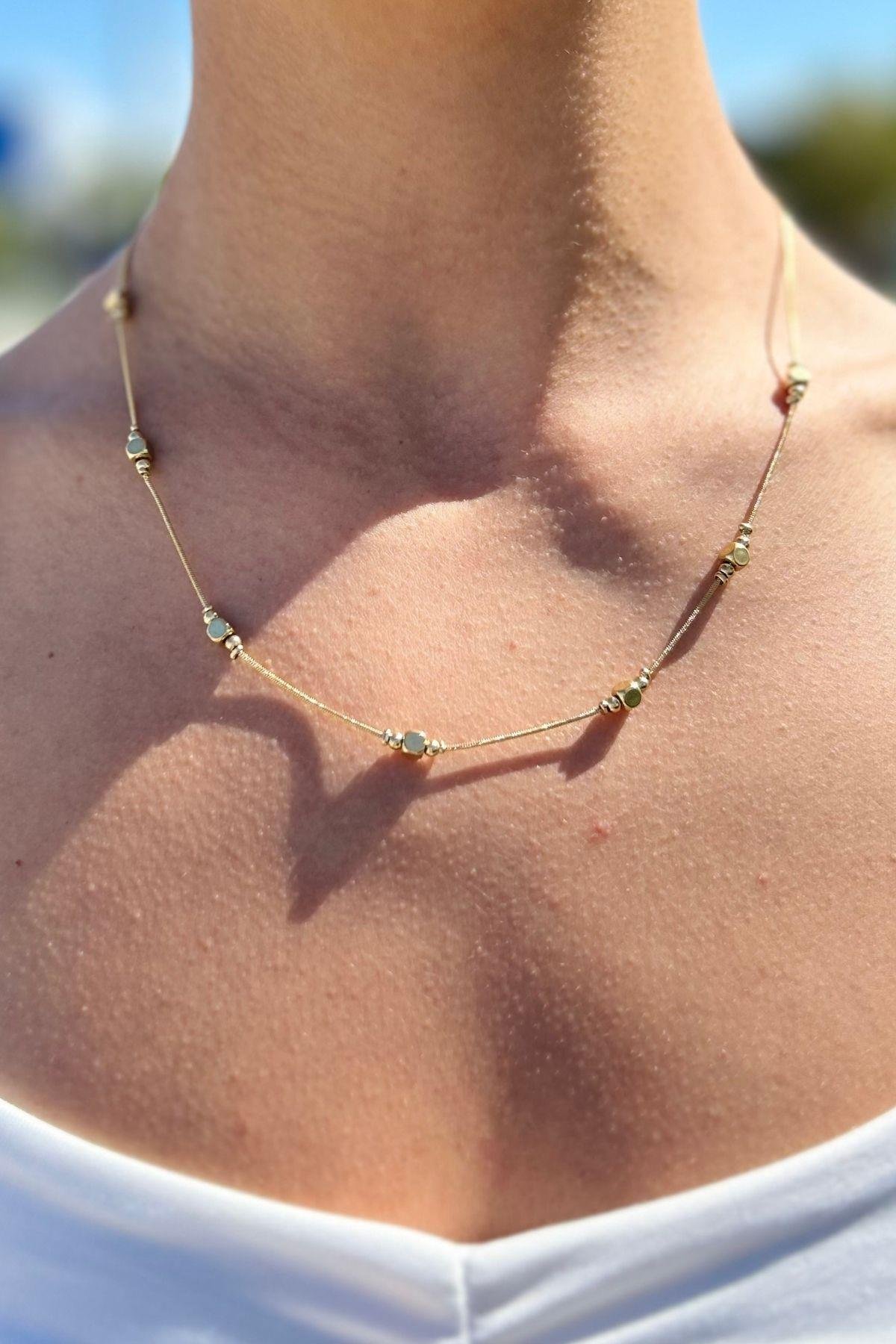 Küp Detaylı Boncuklu Çelik Zincir Kolye