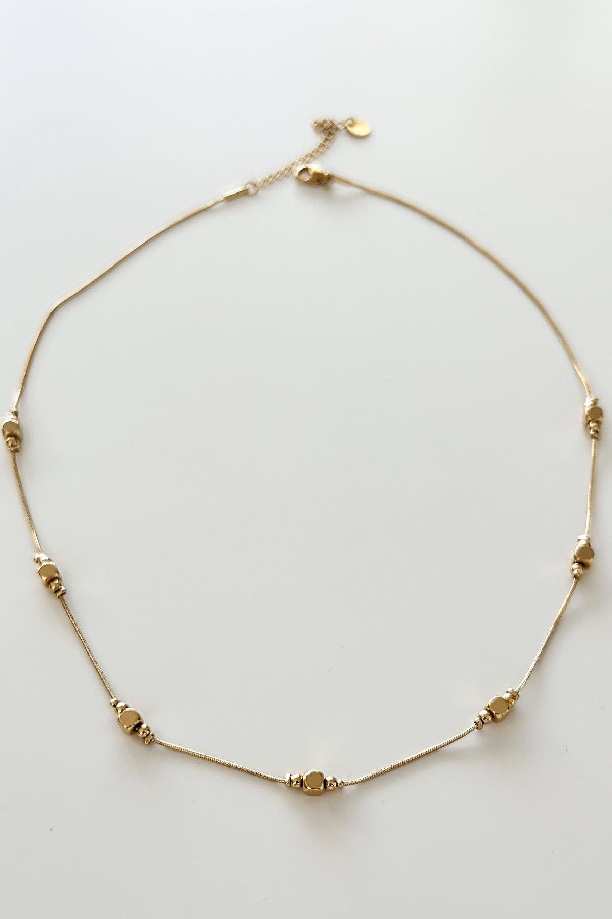 Küp Detaylı Boncuklu Çelik Zincir Kolye