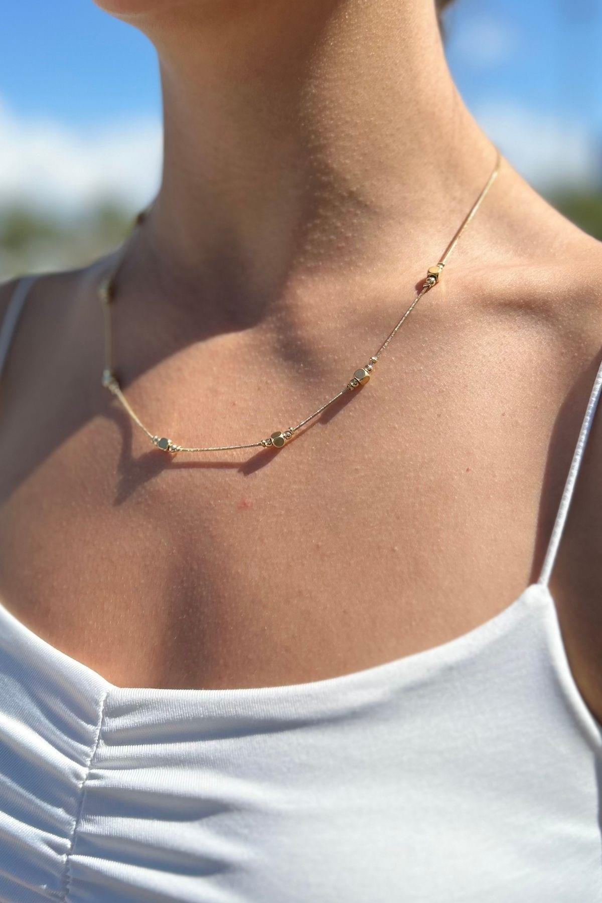 Küp Detaylı Boncuklu Çelik Zincir Kolye