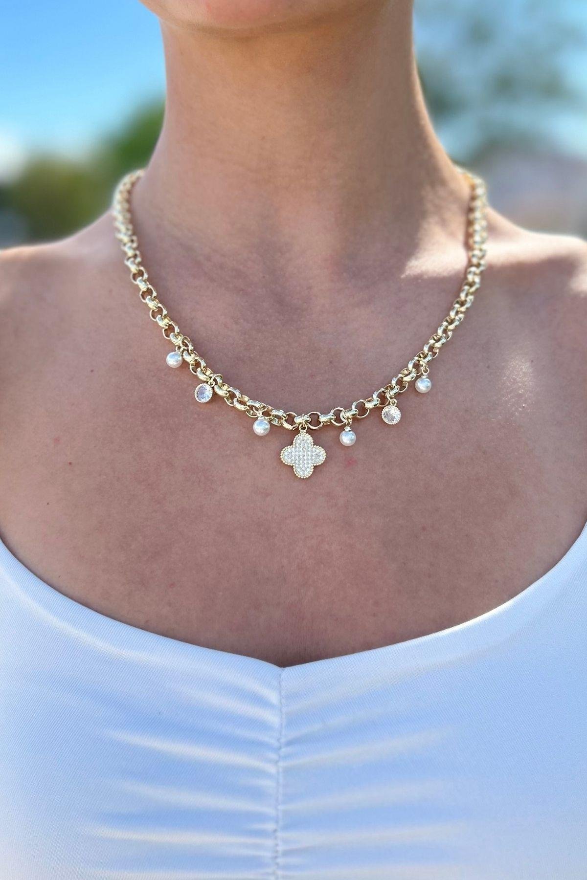 Özel Tasarım Yonca Detaylı Kolye