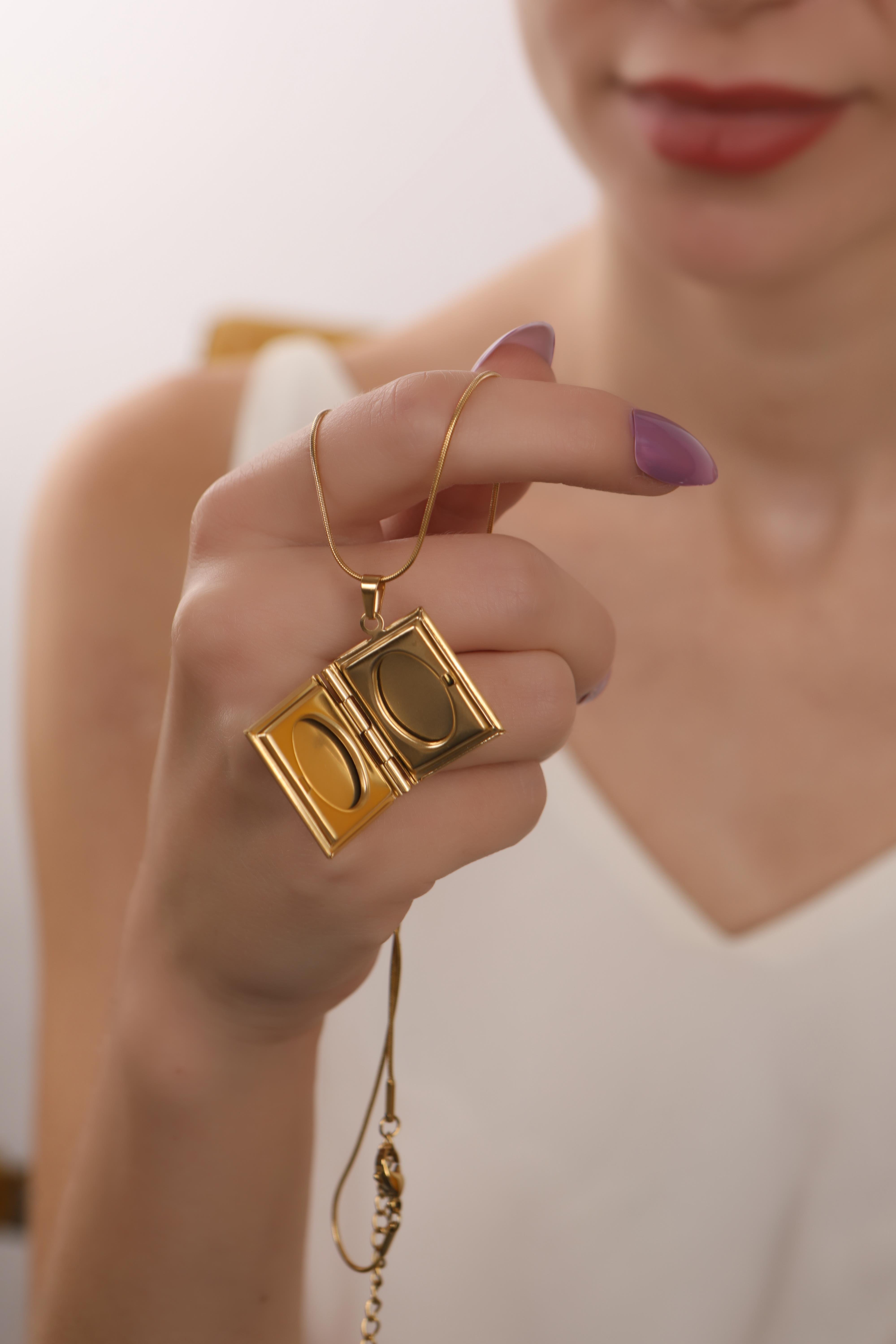 Vip Gold Plated Clamshell Steel Necklace